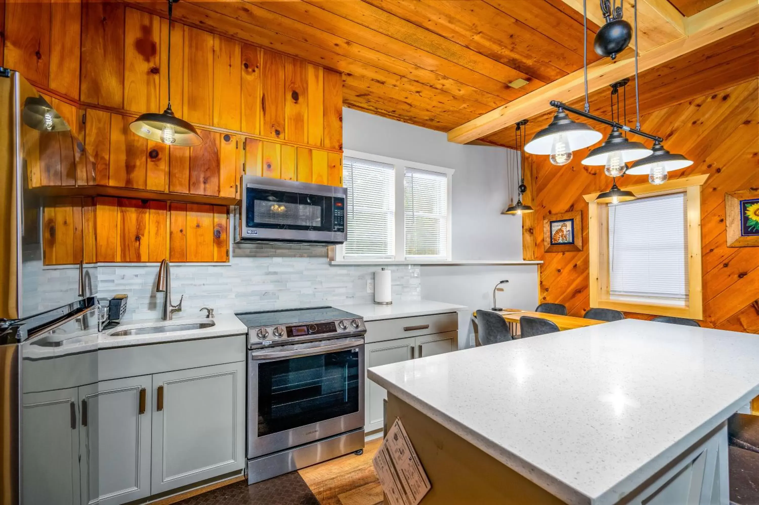 Kitchen/Kitchenette in Mountain Treasure Bed and Breakfast