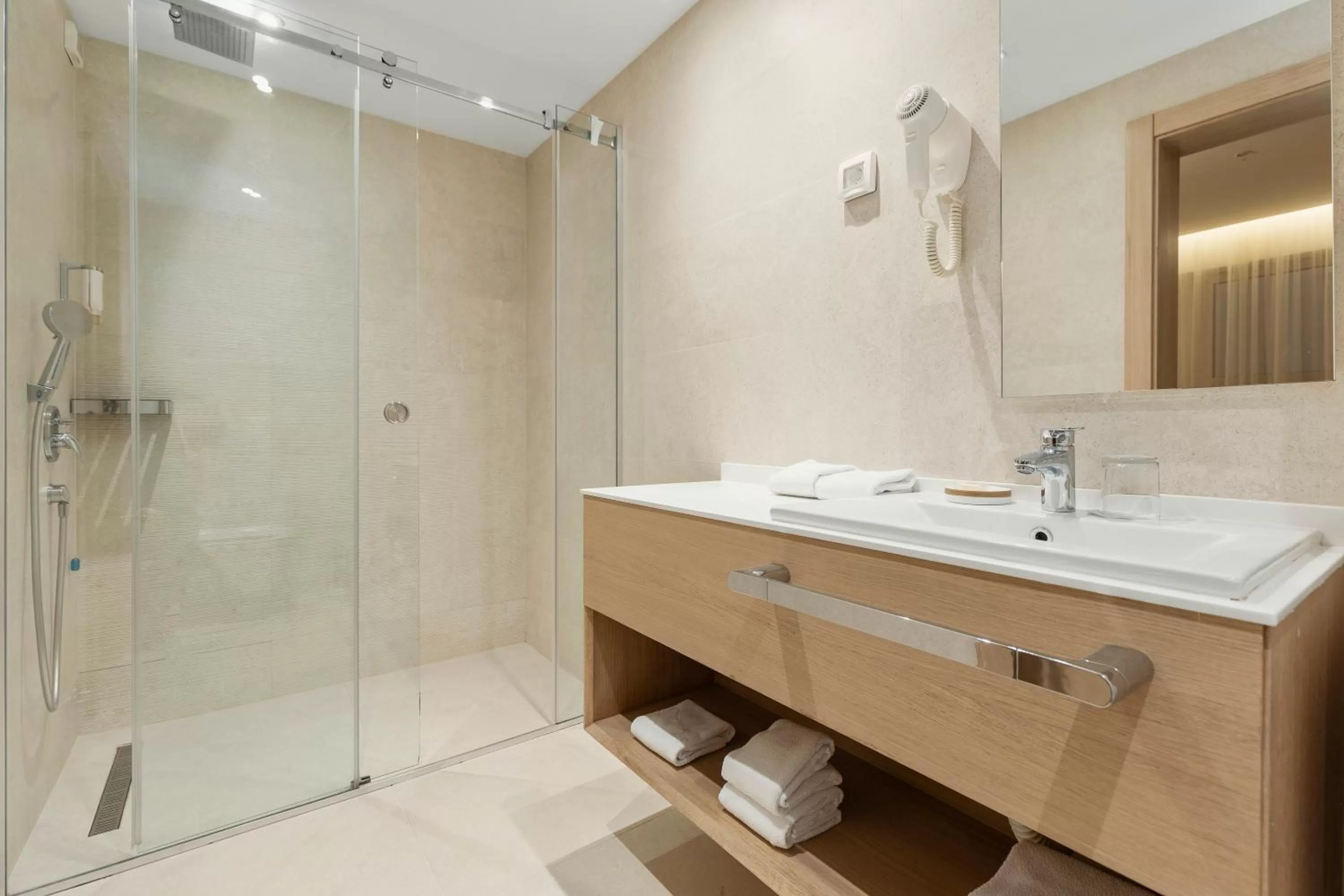 Shower in Hotel Harmonia by Dukley