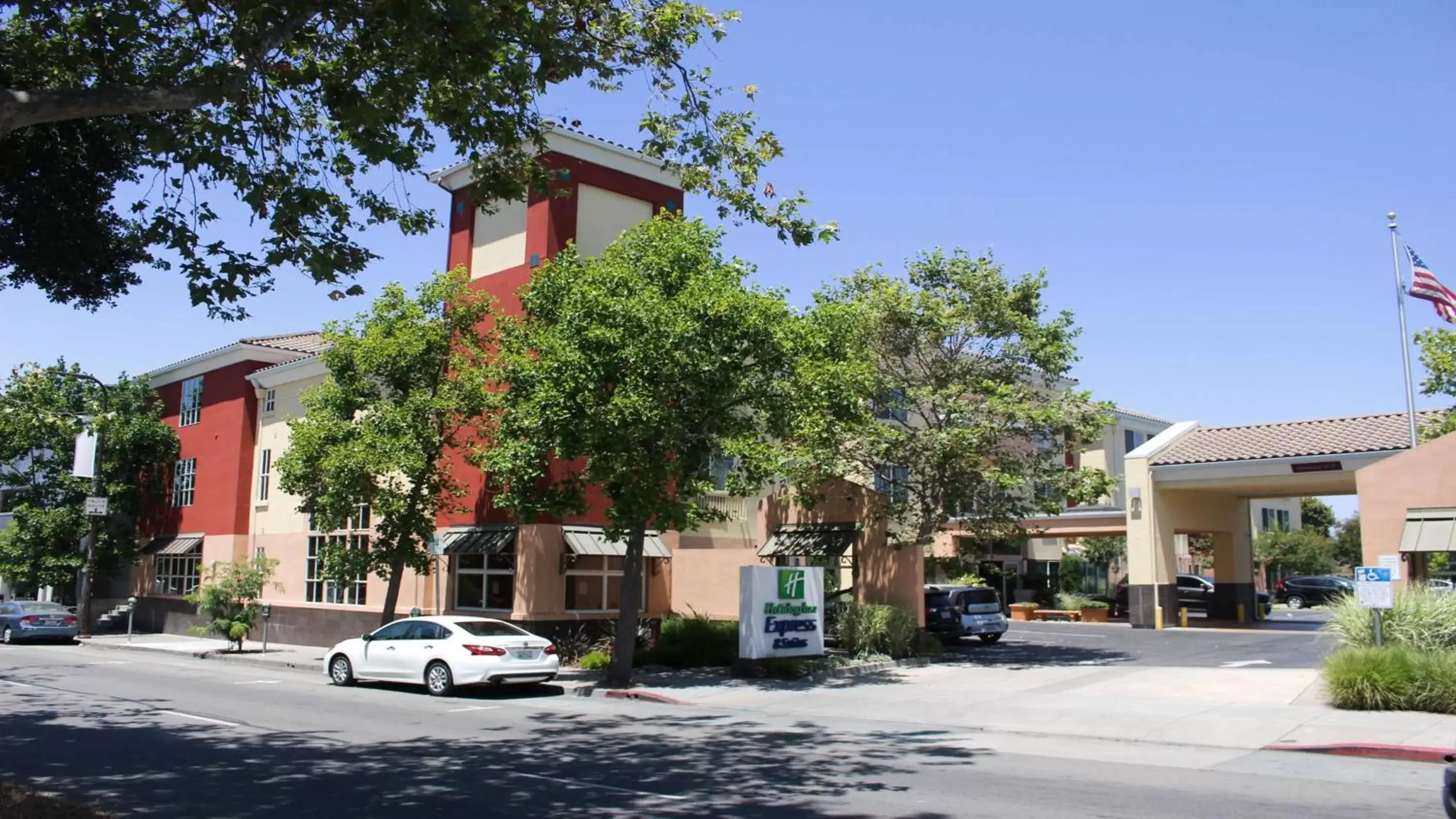 Property Building in Holiday Inn Express Berkeley, an IHG Hotel