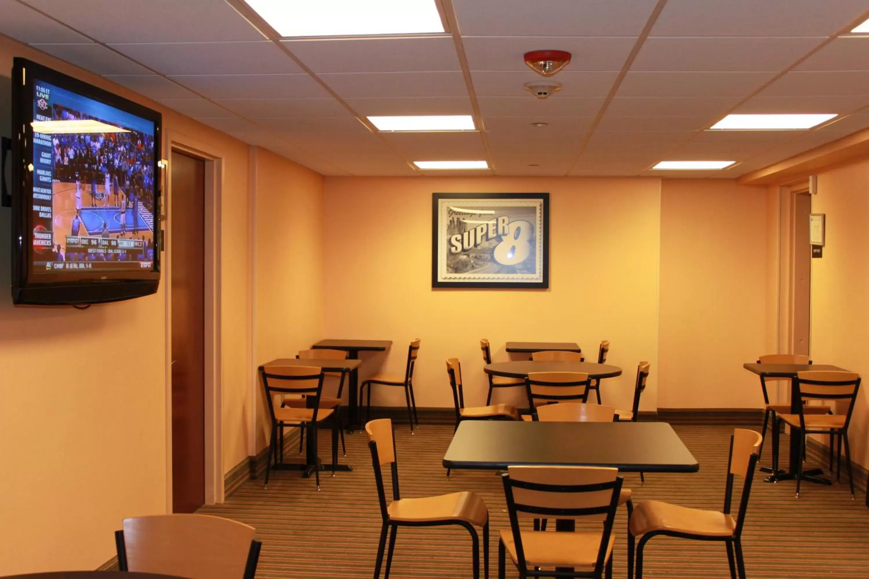 Coffee/tea facilities, Restaurant/Places to Eat in Super 8 by Wyndham Mount Laurel