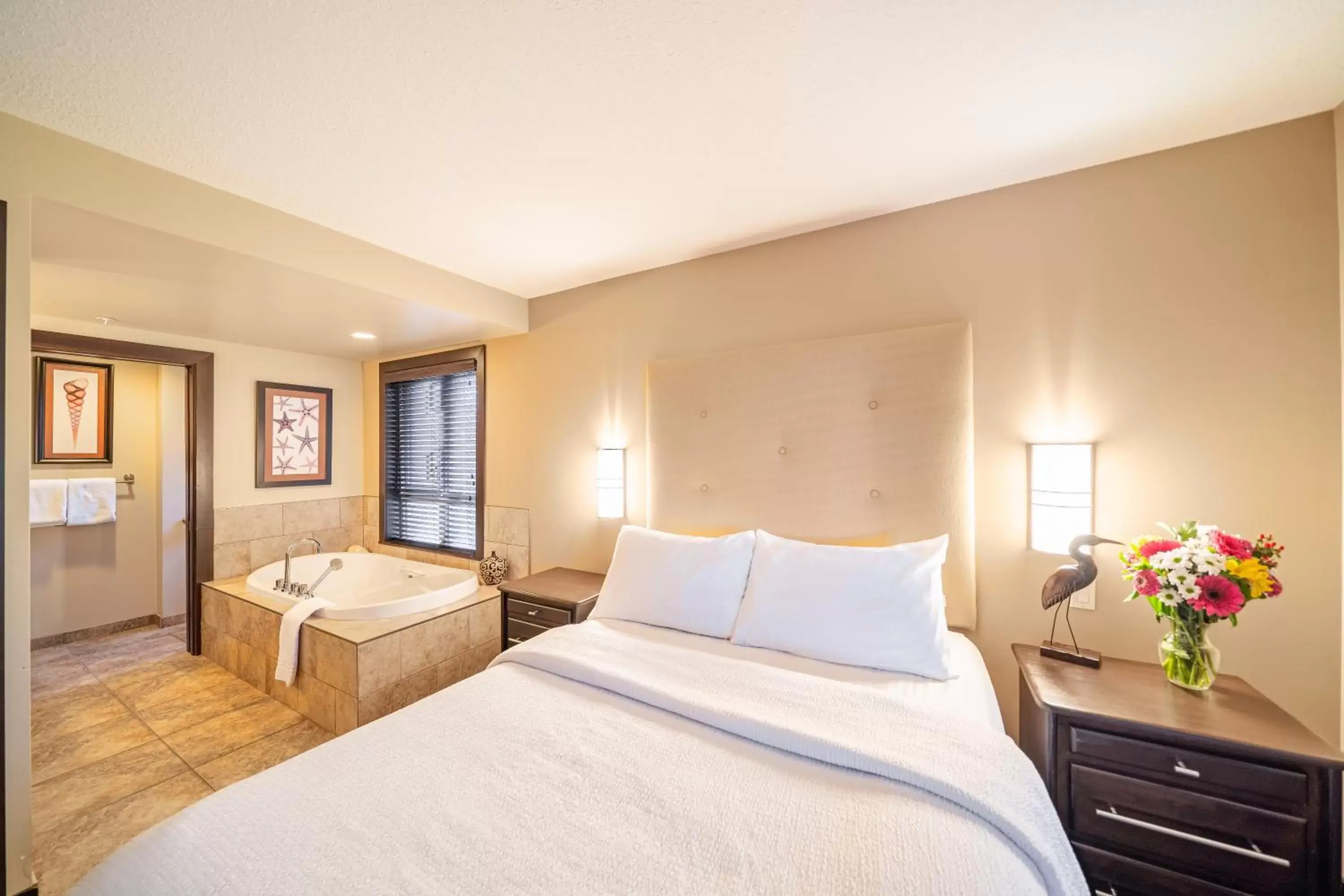 Bedroom, Bed in Sunrise Ridge Waterfront Resort