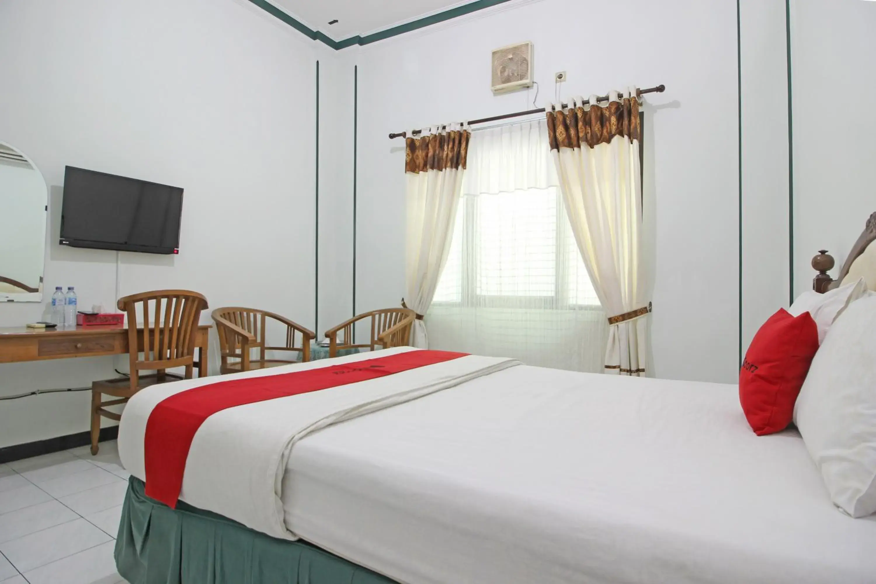 Bedroom, Bed in RedDoorz near XT Square Yogyakarta