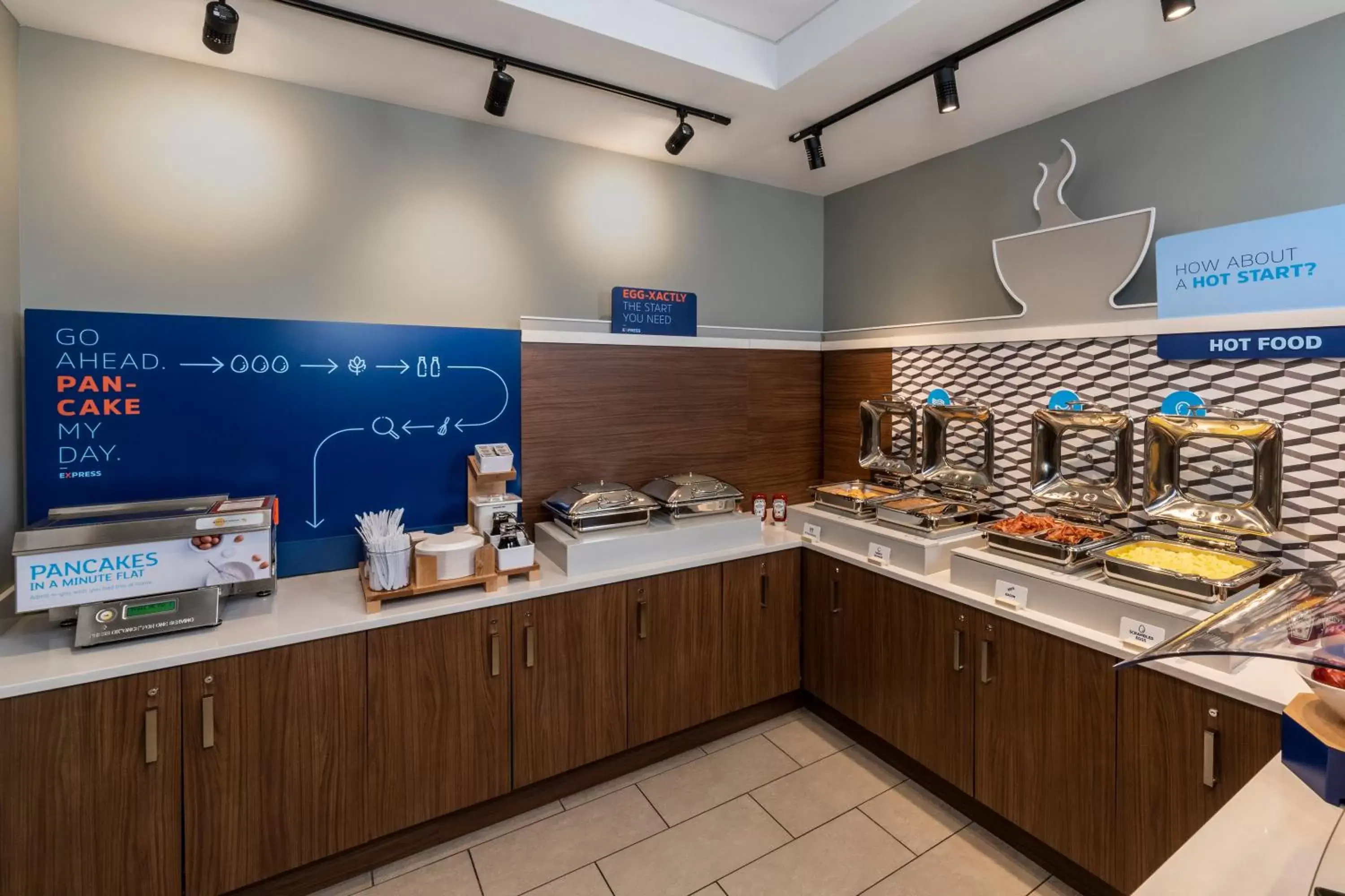 Restaurant/places to eat, Kitchen/Kitchenette in Holiday Inn Express Hotel & Suites North Bay, an IHG Hotel