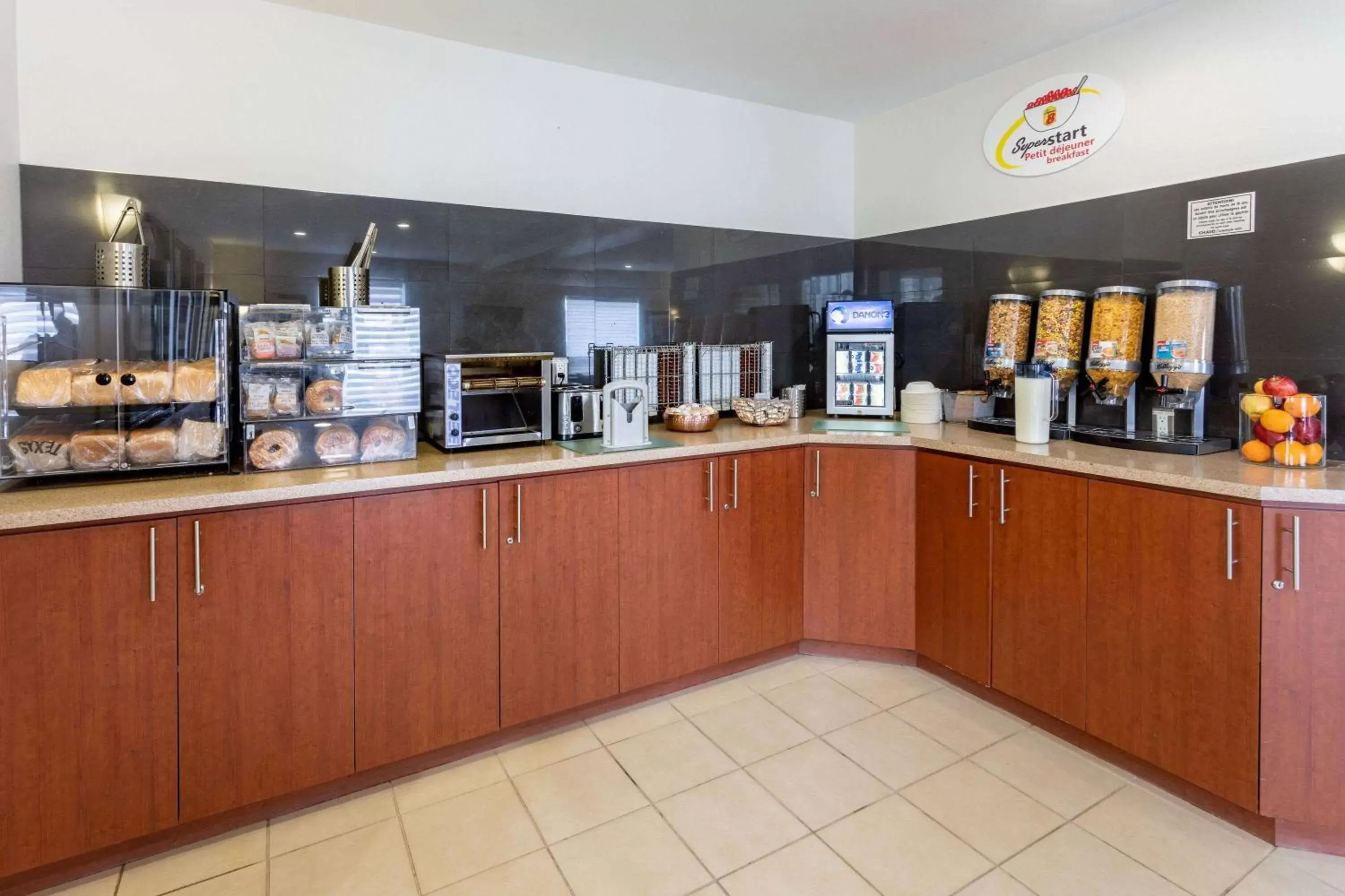 Breakfast, Restaurant/Places to Eat in Super 8 by Wyndham Trois-Rivieres