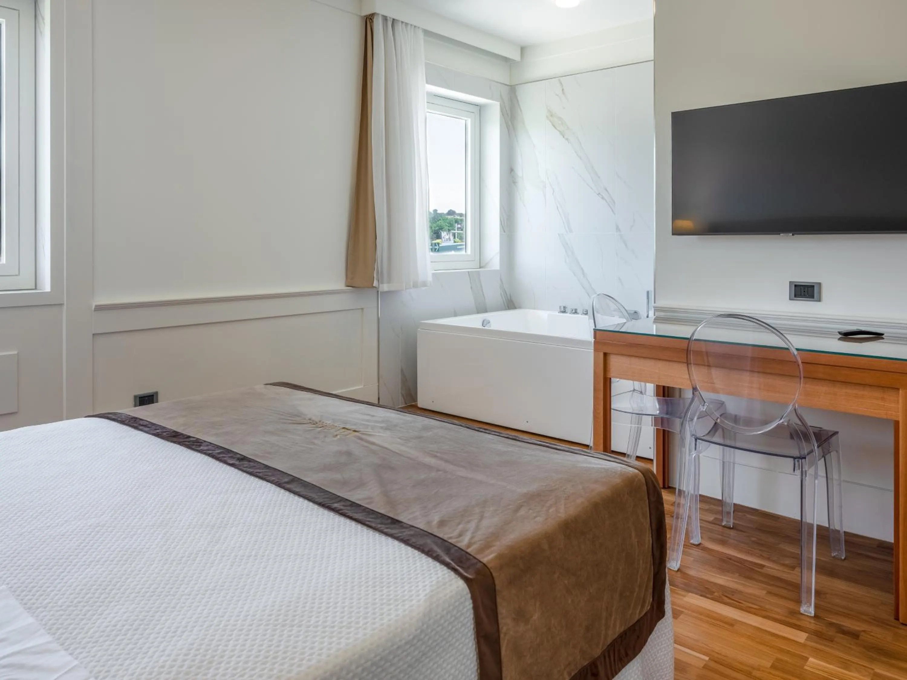 Photo of the whole room, Bed in Mirabella Hotel