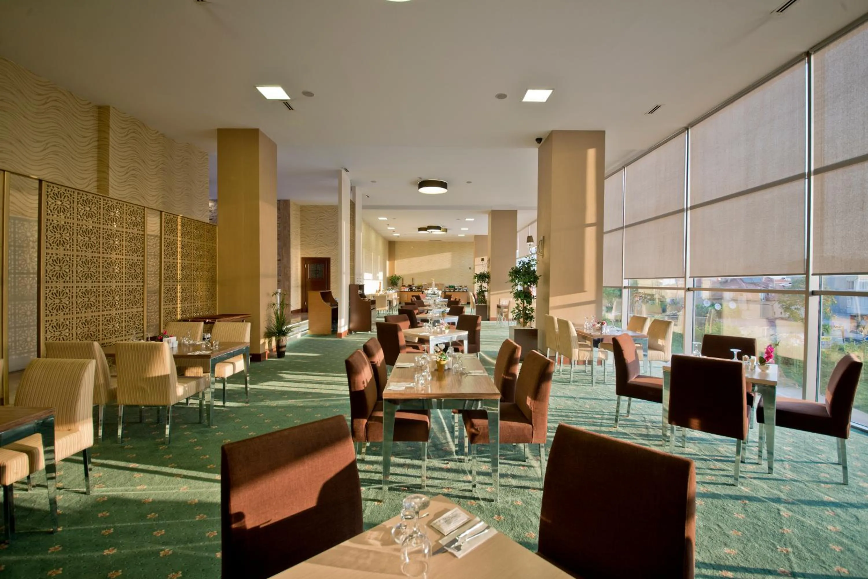 Restaurant/places to eat in North Point Hotel