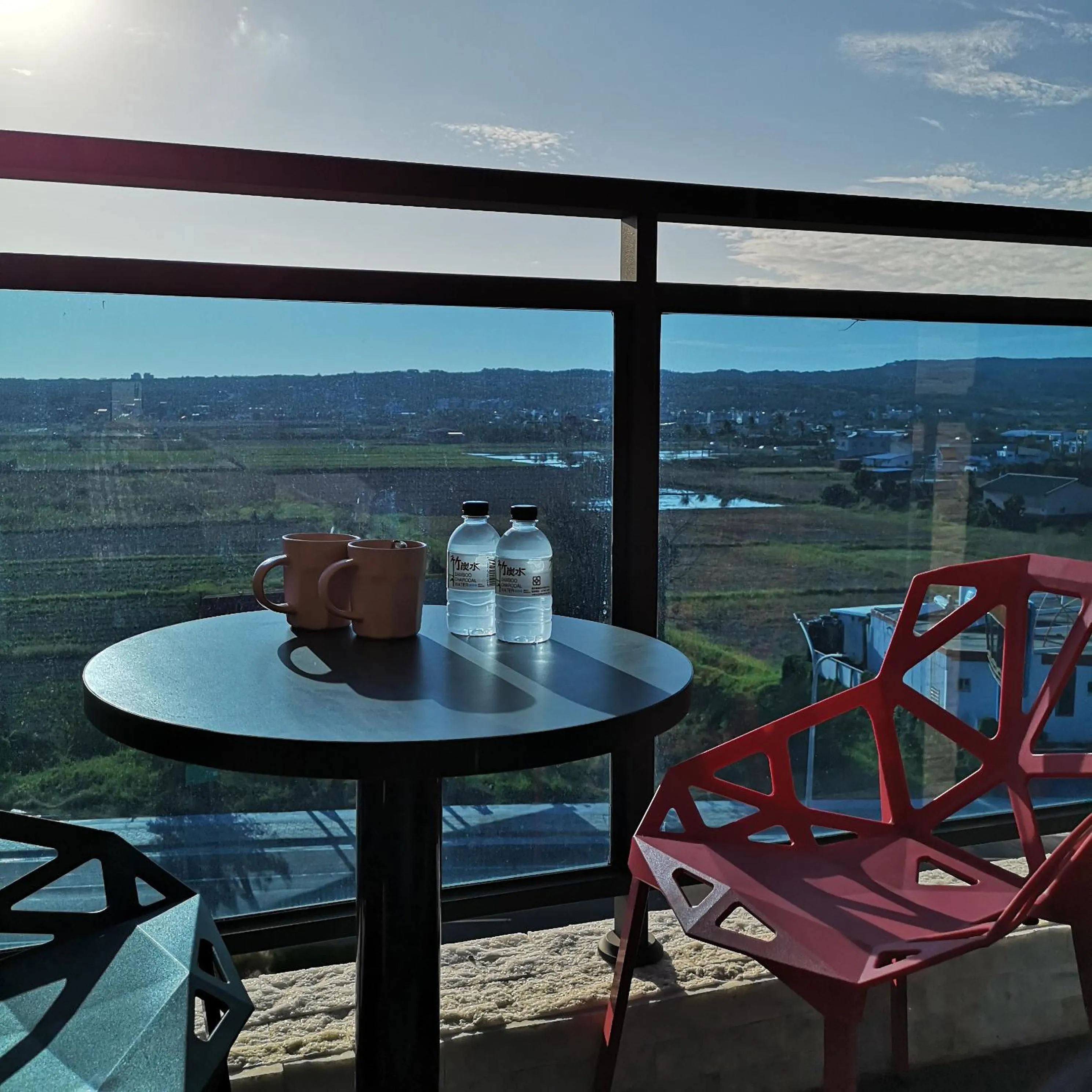 Balcony/Terrace in 墾丁秋莊會館 附限量停車位 不保證有位置 無法事先預留 背包房無車位 預訂後記得加Line聯繫
