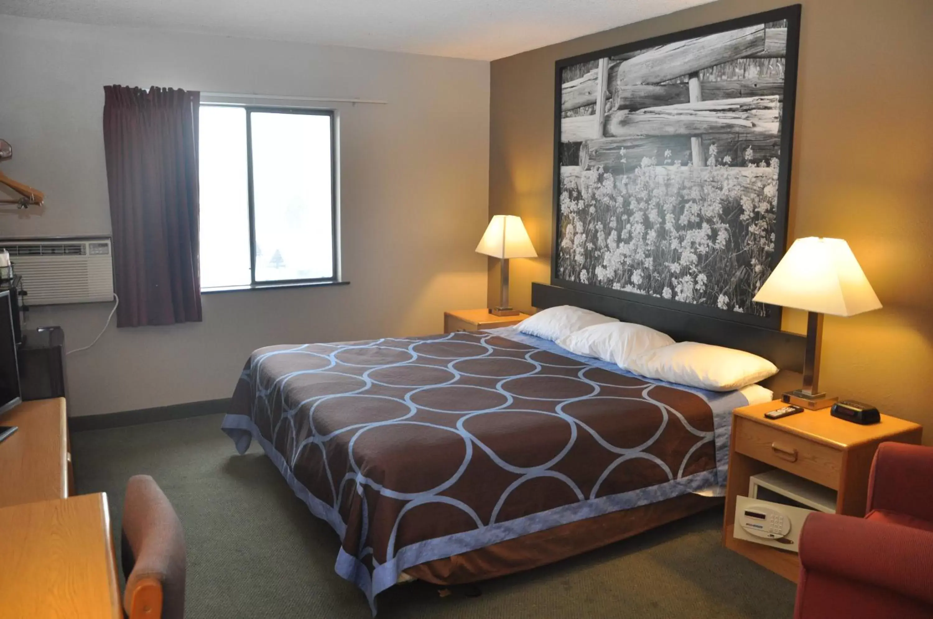 Bedroom, Bed in Super 8 by Wyndham Boise