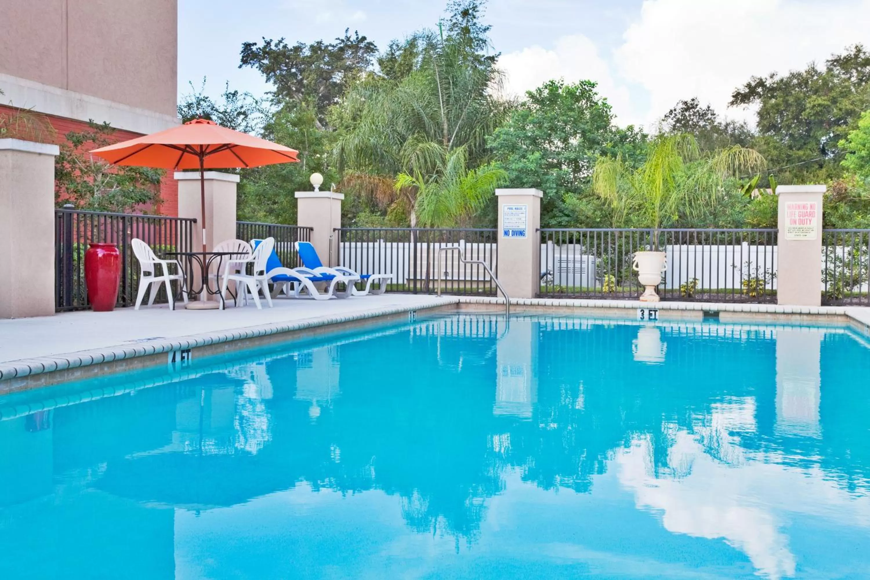 Swimming pool in Holiday Inn Express Hotel & Suites Bartow by IHG