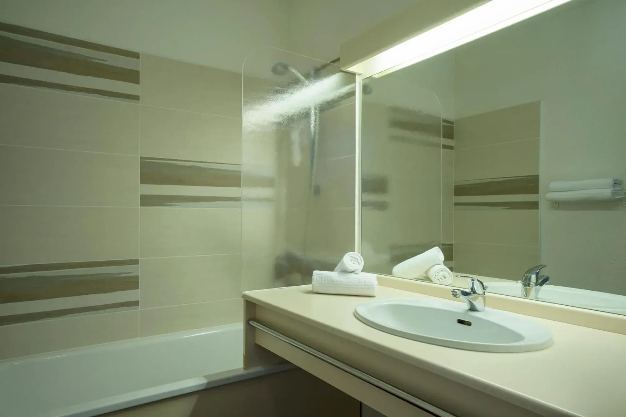 Bathroom in The Originals Boutique, Hotel Admiral's, Les Sables-d'Olonne (Inter-Hotel)