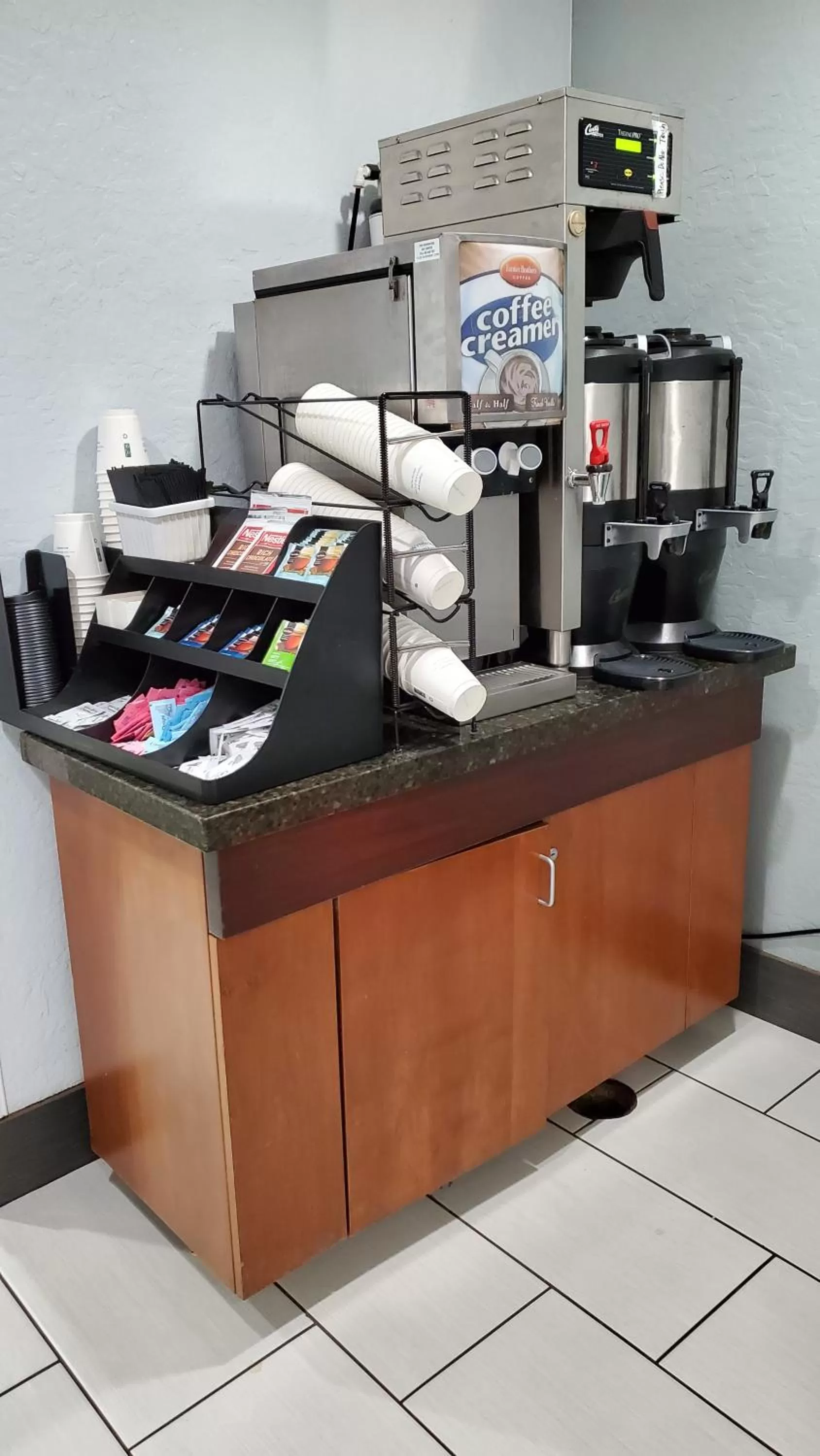 Coffee/tea facilities in Baymont by Wyndham Flagstaff