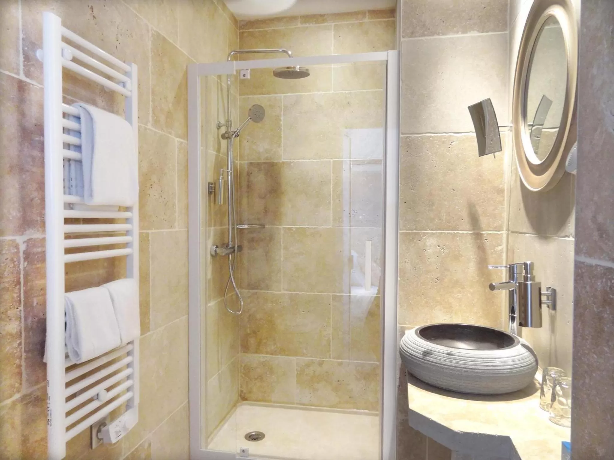 Shower in Le Pavillon Hotel