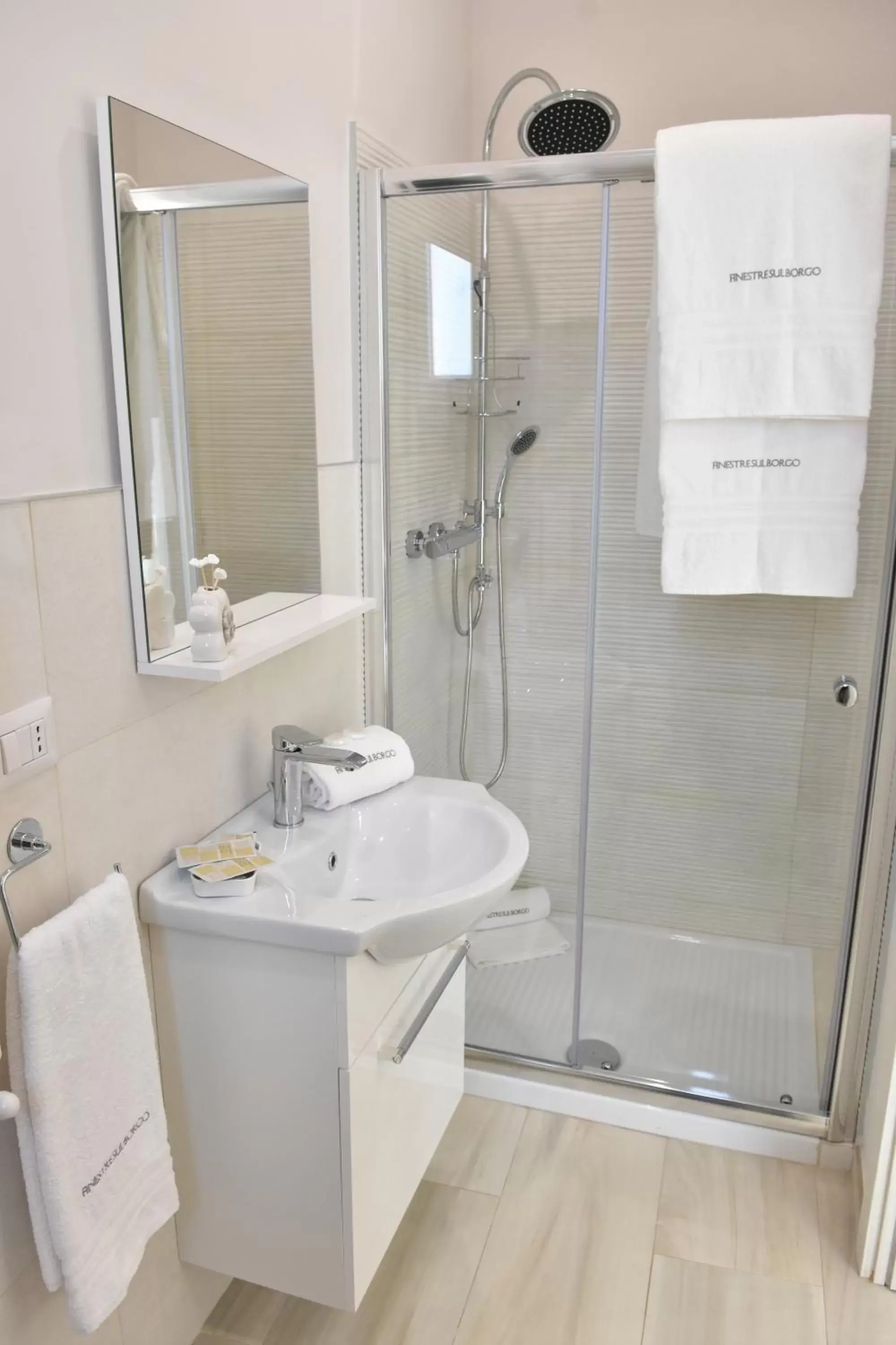 Shower, Bathroom in Finestre sul Borgo