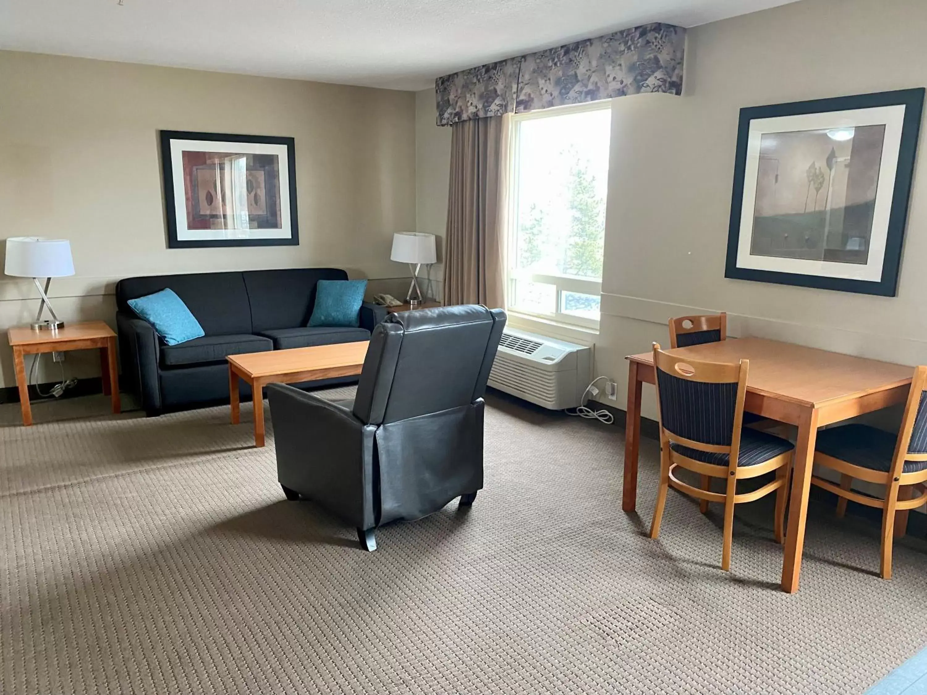 Living room, Seating Area in Super 8 by Wyndham Edmonton South