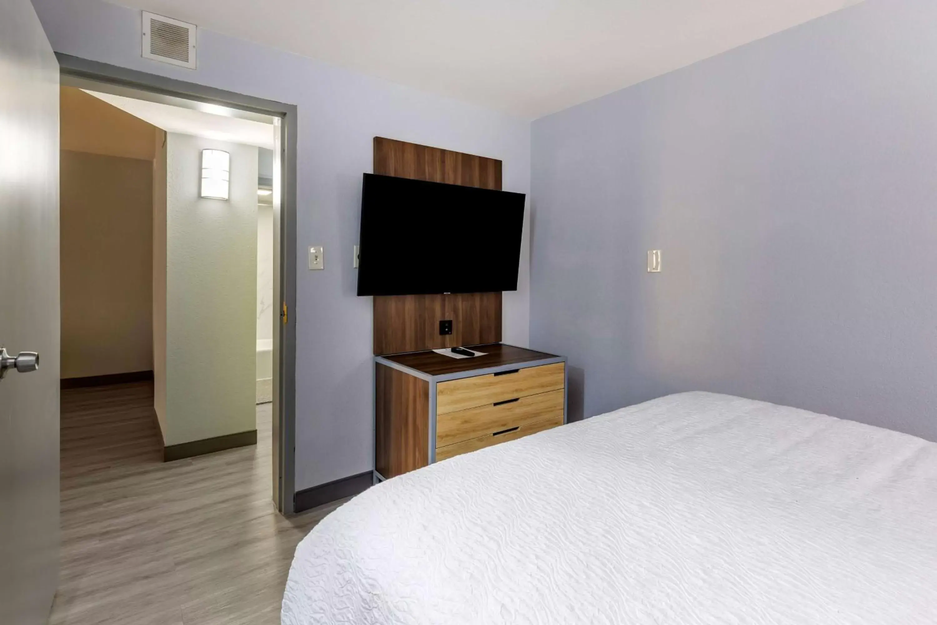 Bedroom, TV/Entertainment Center in Best Western Plus St. Louis West-Westport