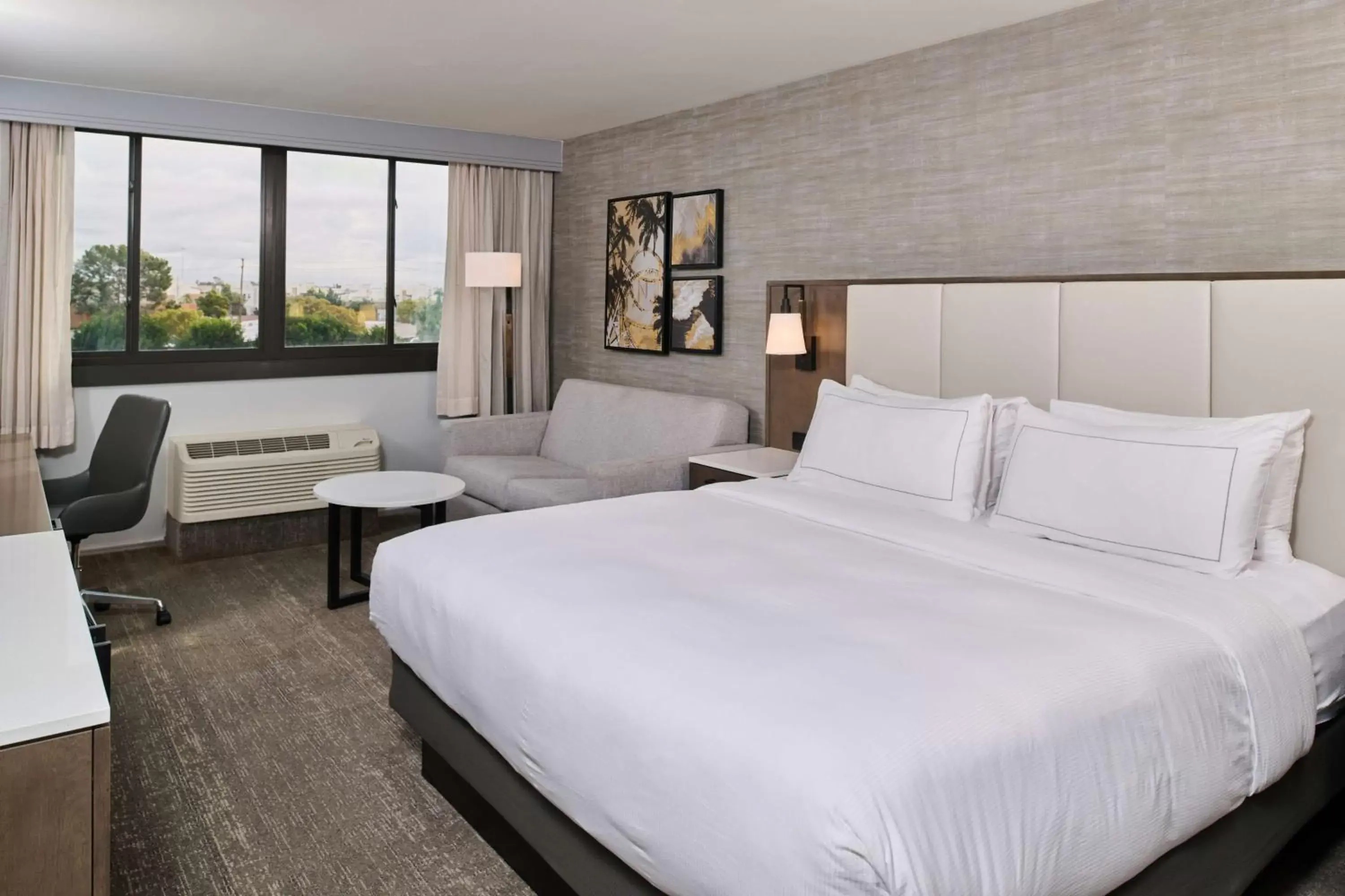 Living room, Bed in Doubletree by Hilton Buena Park