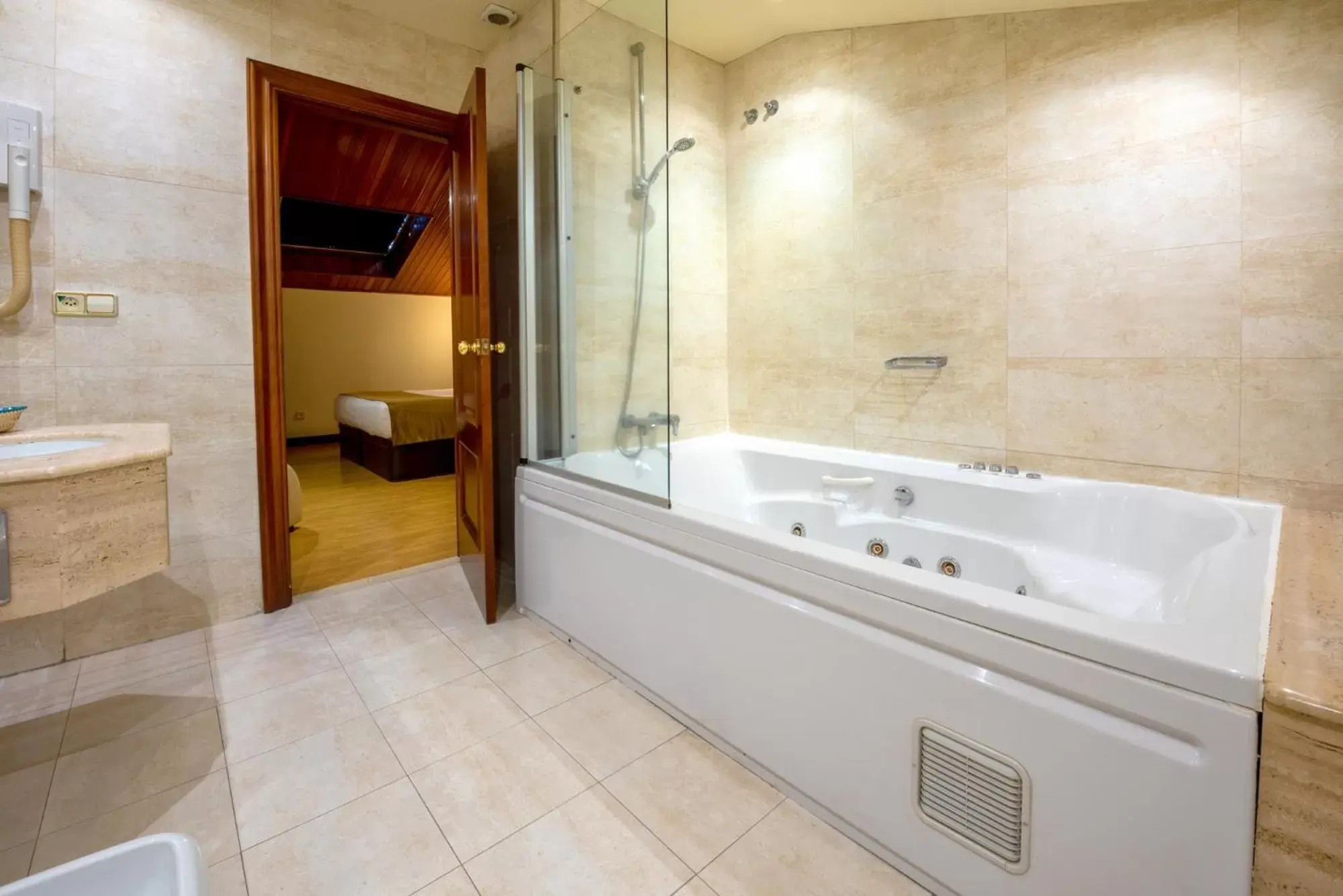 Hot Tub, Bathroom in Motel Jardin