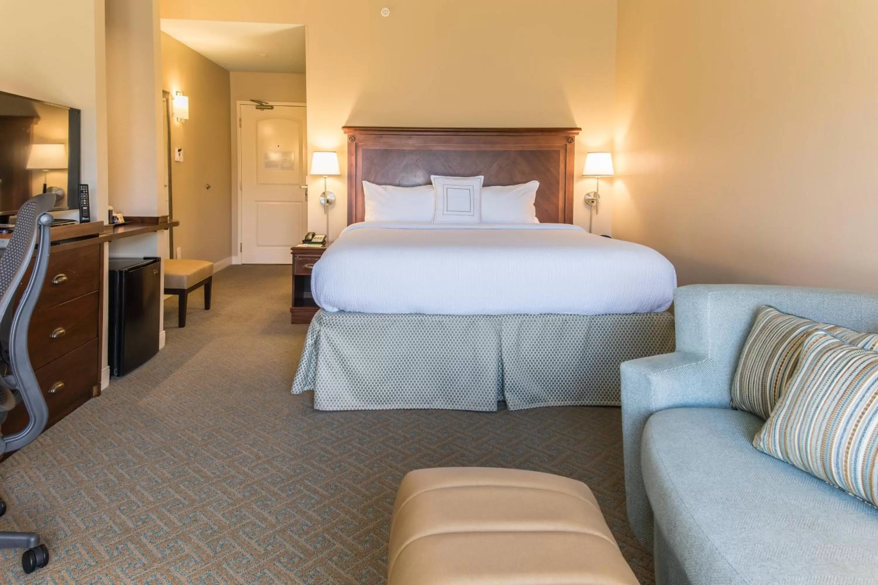 King Room with Adapted Tub - Mobility Accessible in Courtyard Charleston Mount Pleasant