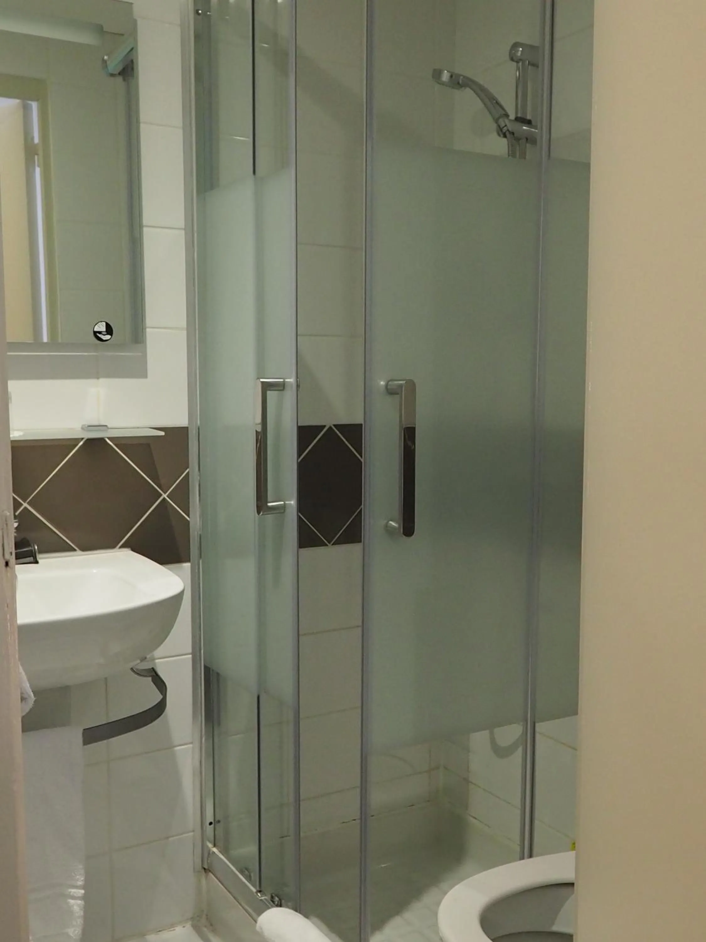 Bathroom in Hôtel du Dauphin