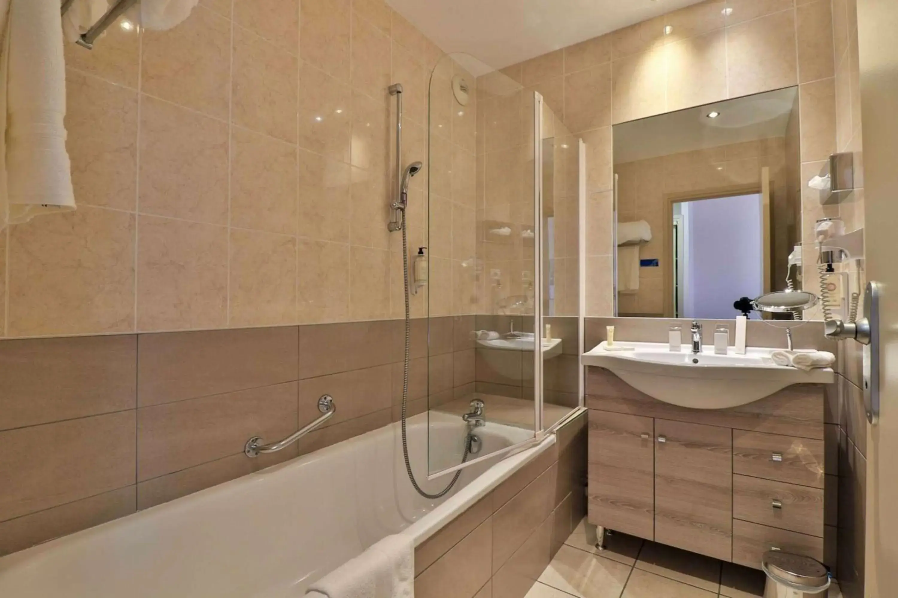 Photo of the whole room, Bathroom in Best Western Plus Soleil et Jardin