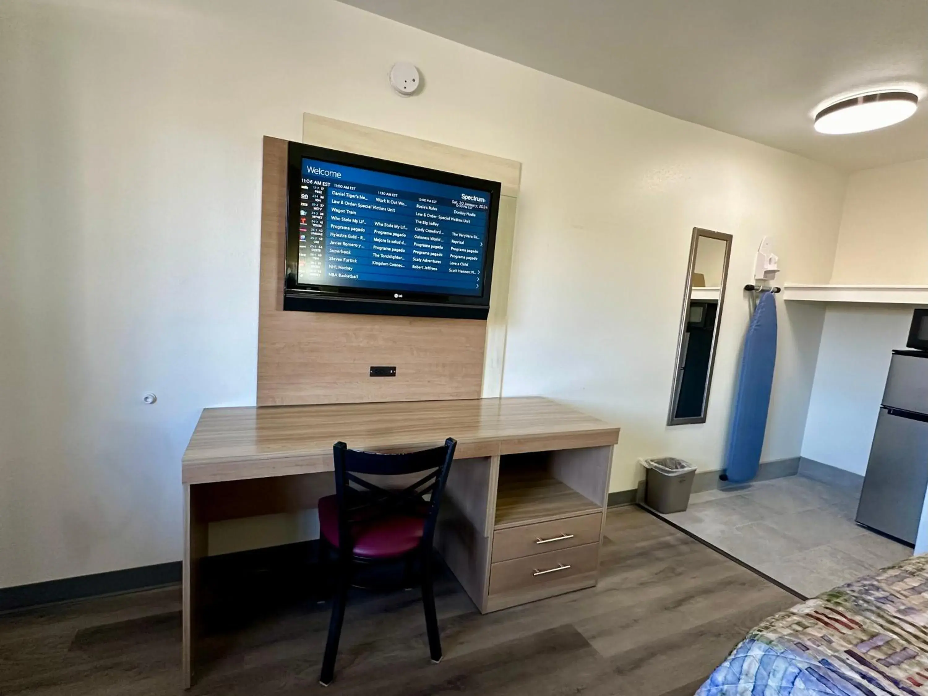 Bed, TV/Entertainment Center in Royal Inn and Suites Charlotte Airport