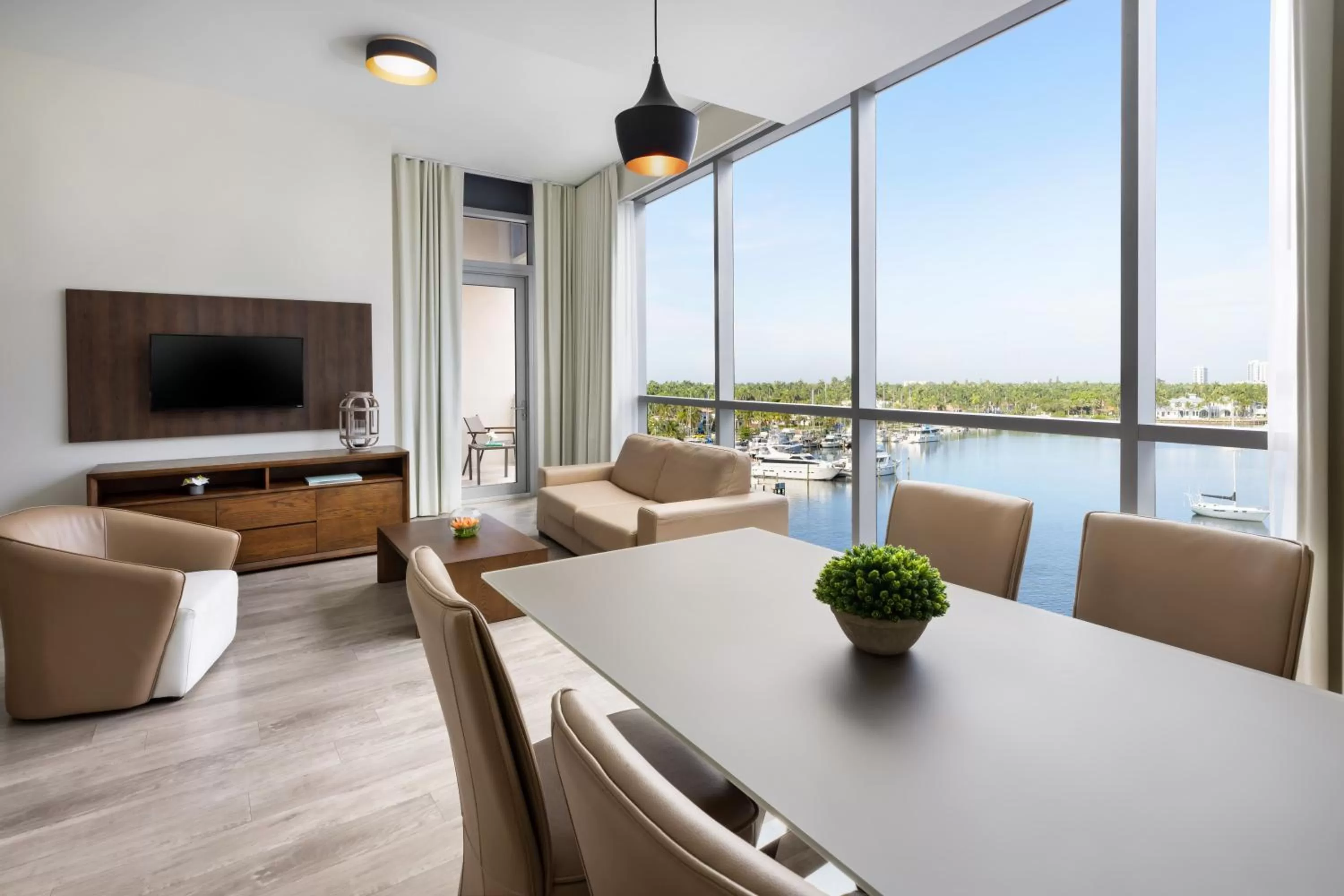 Communal lounge/ TV room in Costa Hollywood Beach Resort - An All Suite Hotel