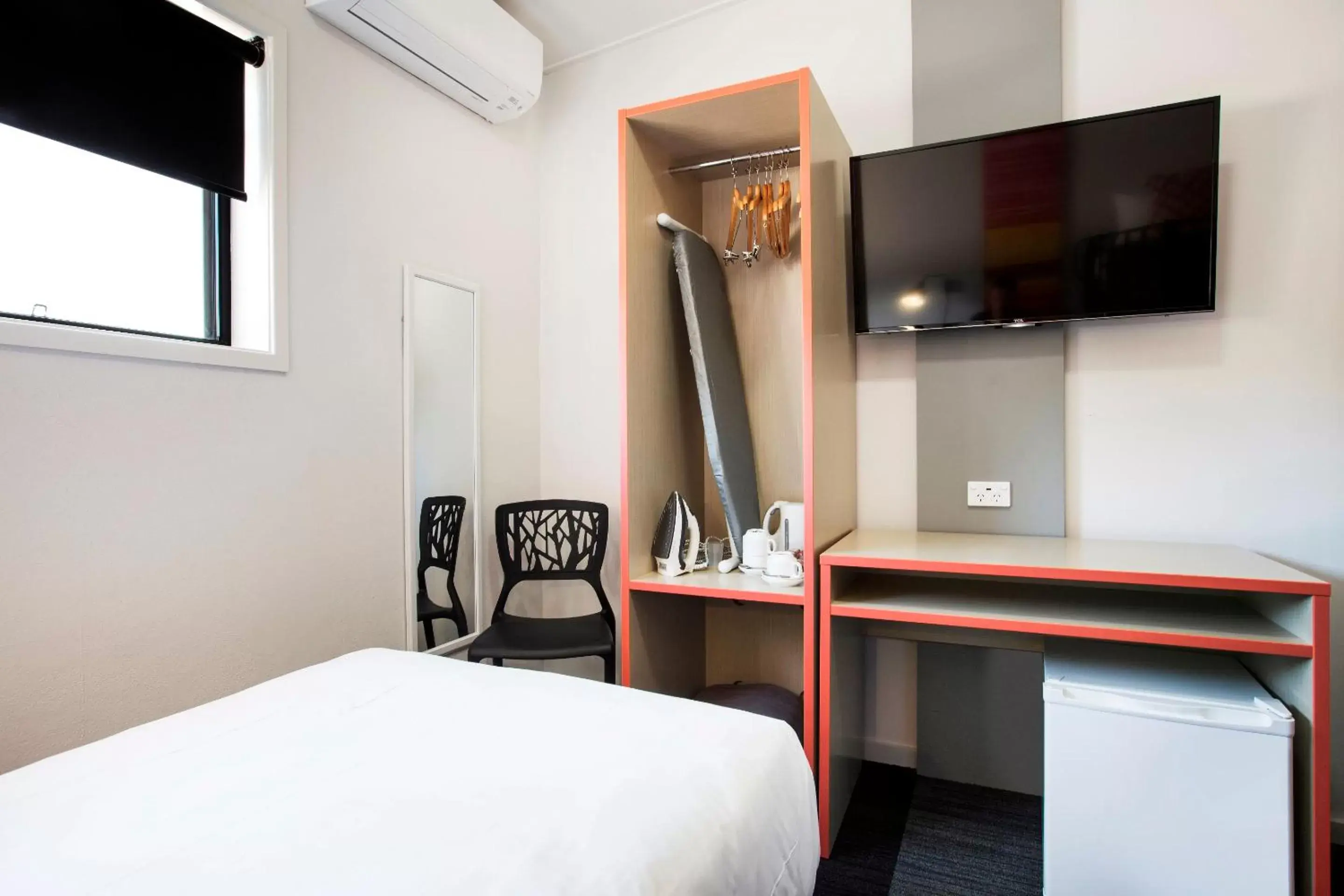 Coffee/tea facilities, Bed in Villawood Hotel Coffee/tea facilities, Bed in Villawood Hotel