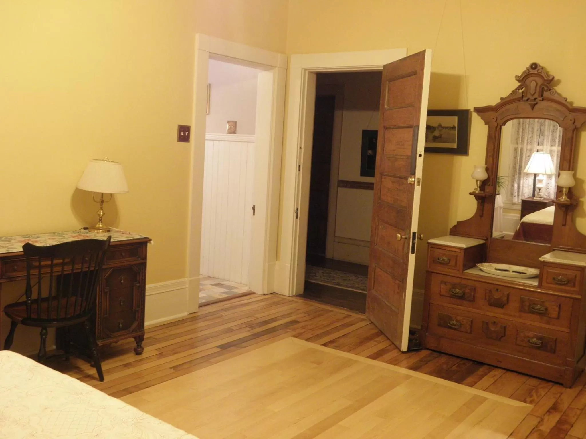 Photo of the whole room, TV/Entertainment Center in Lehmann House Bed & Breakfast