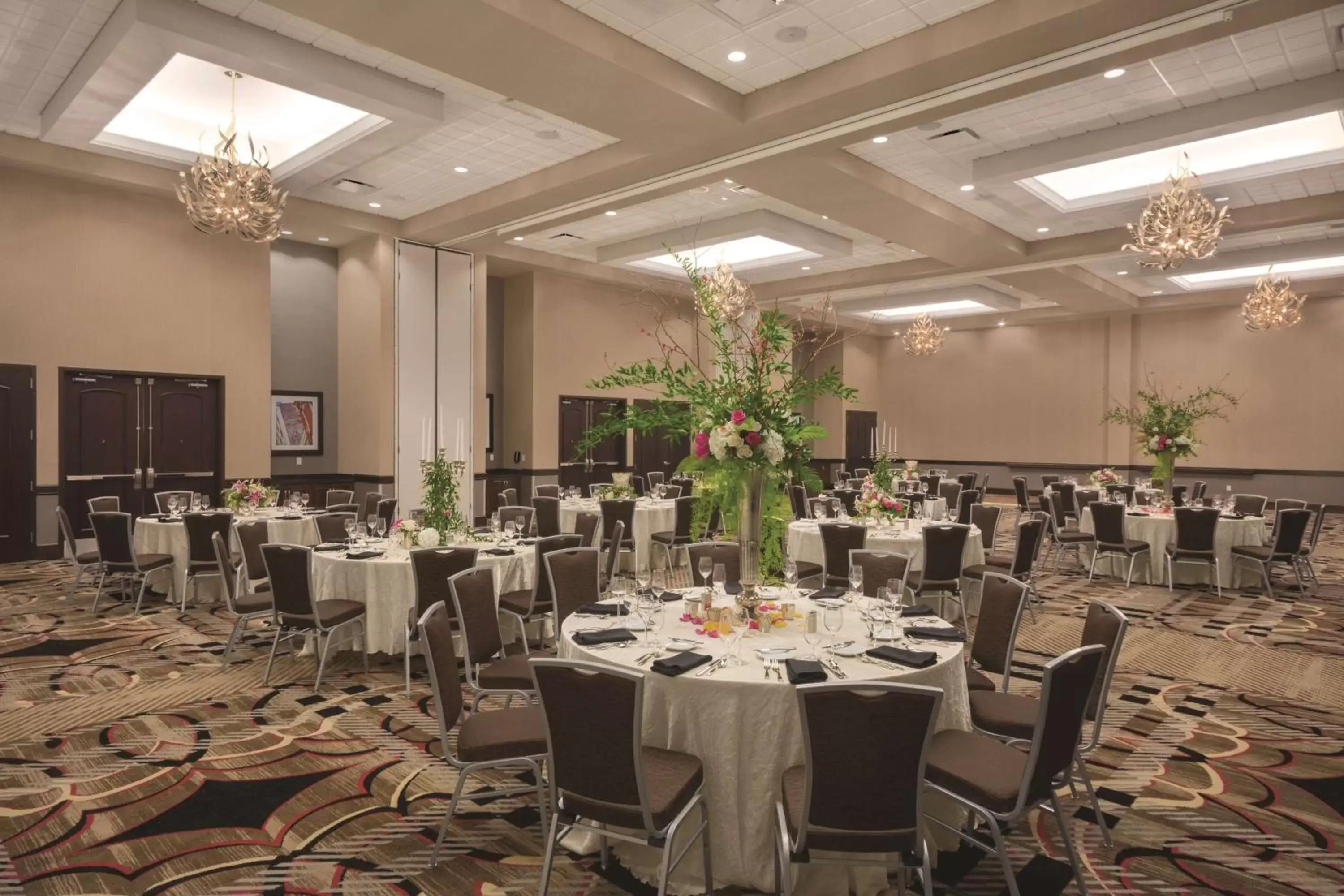 Meeting/conference room, Restaurant/Places to Eat in Embassy Suites by Hilton Tuscaloosa Alabama Downtown