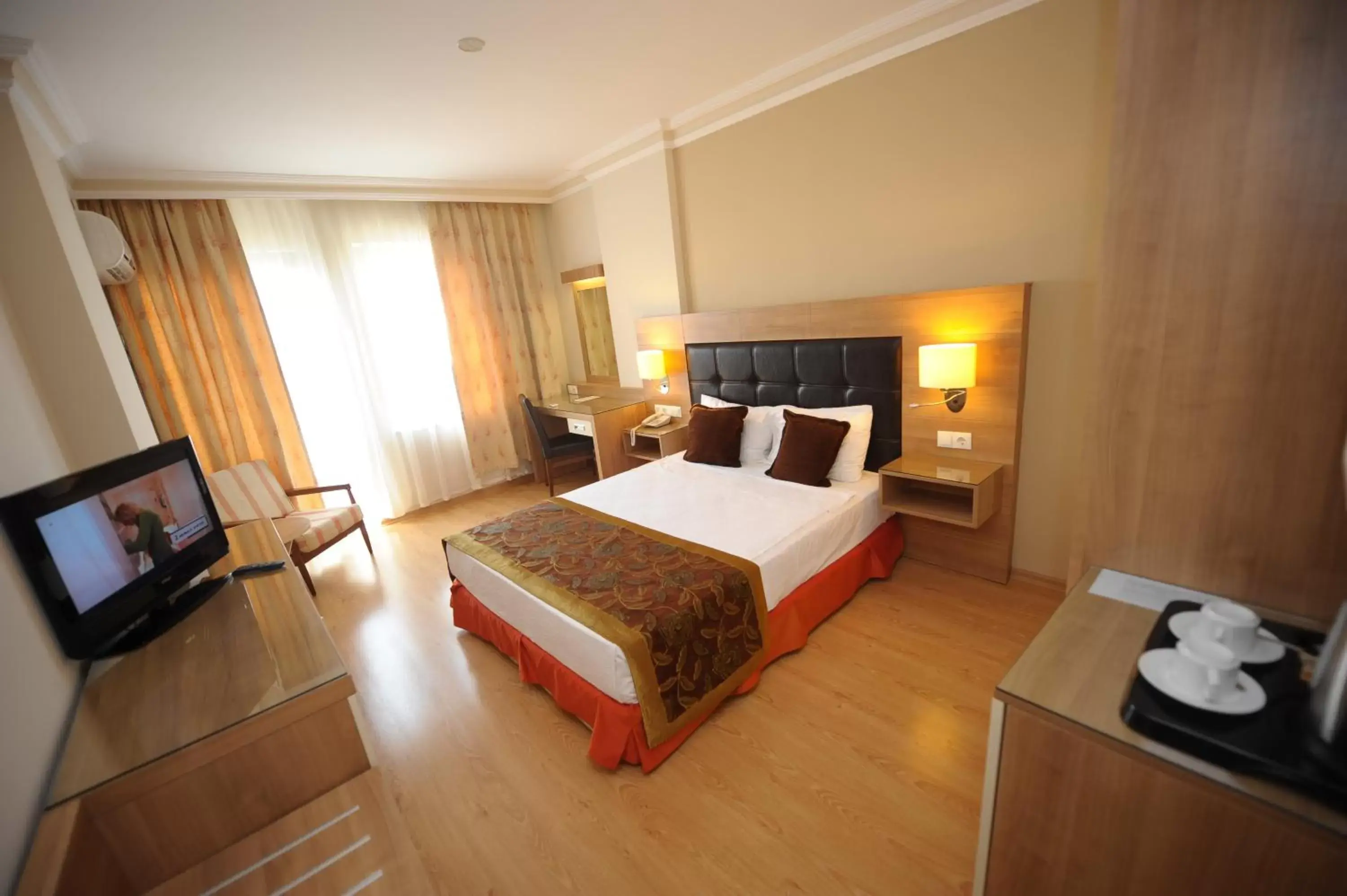 TV and multimedia, Bed in Suite Laguna Otel