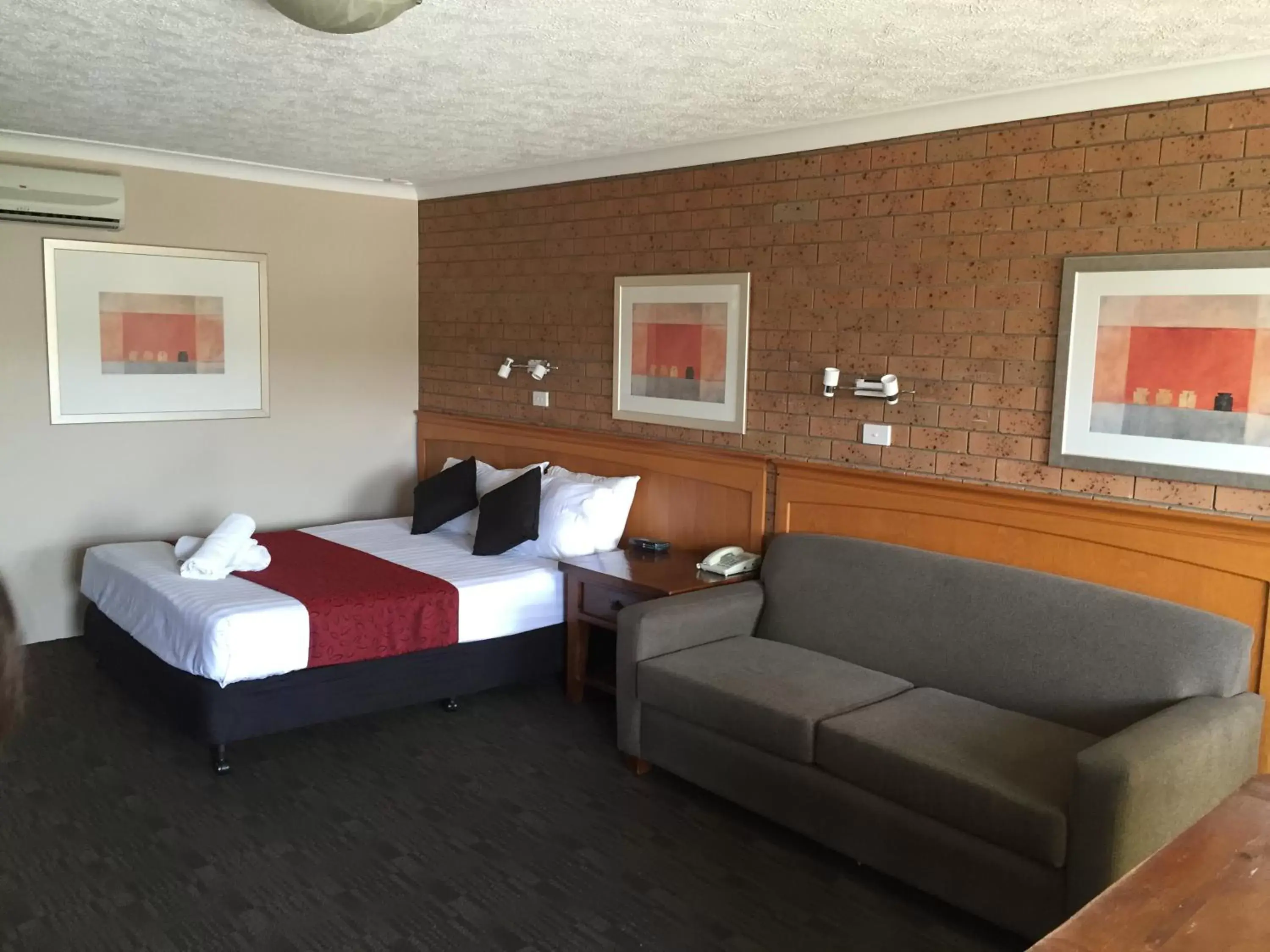 Photo of the whole room, Seating Area in James Street Motor Inn