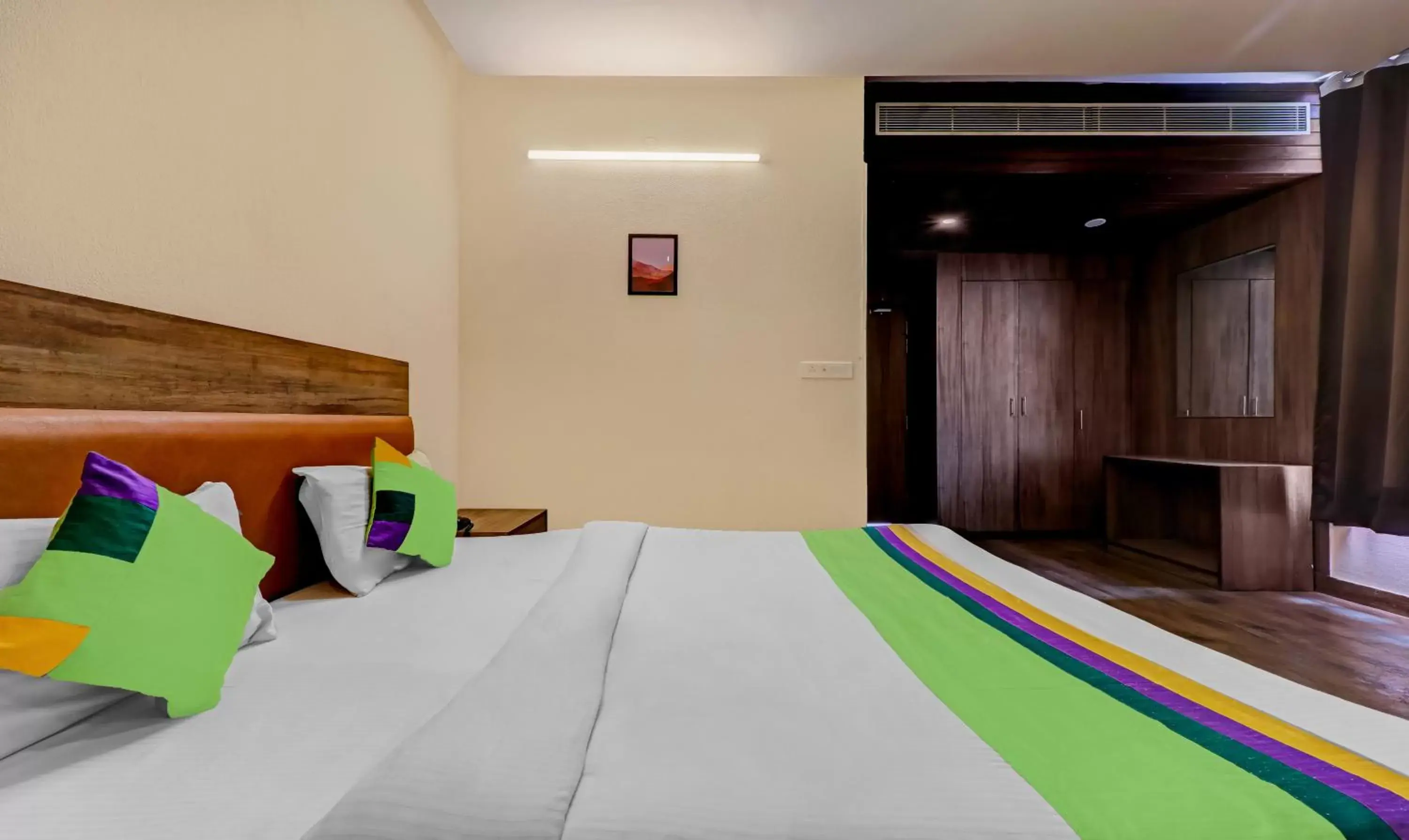 Bedroom, Bed in Treebo Edesia Bedroom, Bed in Treebo Edesia