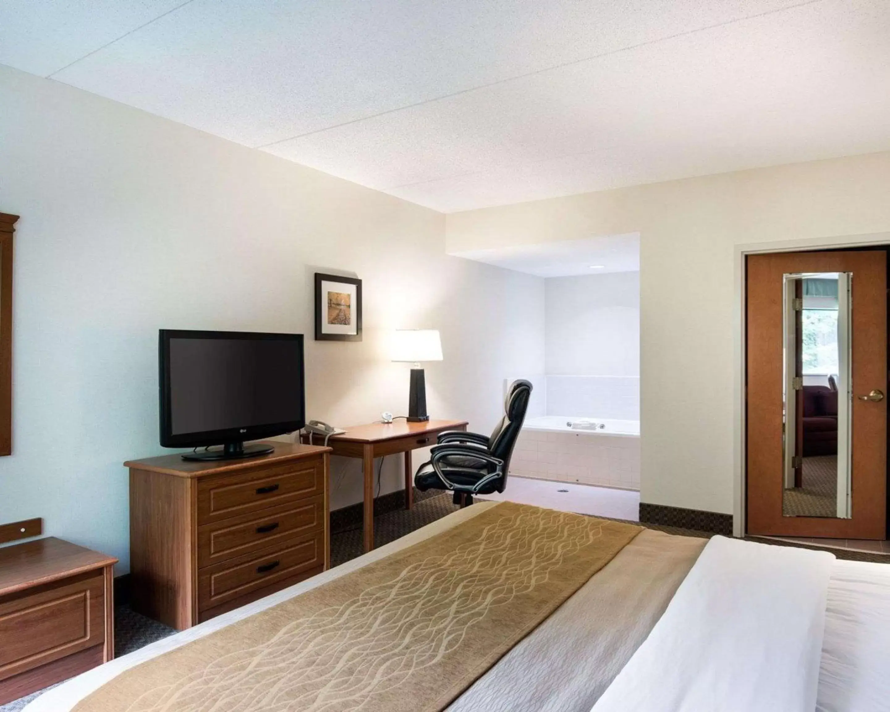 Photo of the whole room, Bed in Comfort Inn & Suites - LaVale - Cumberland