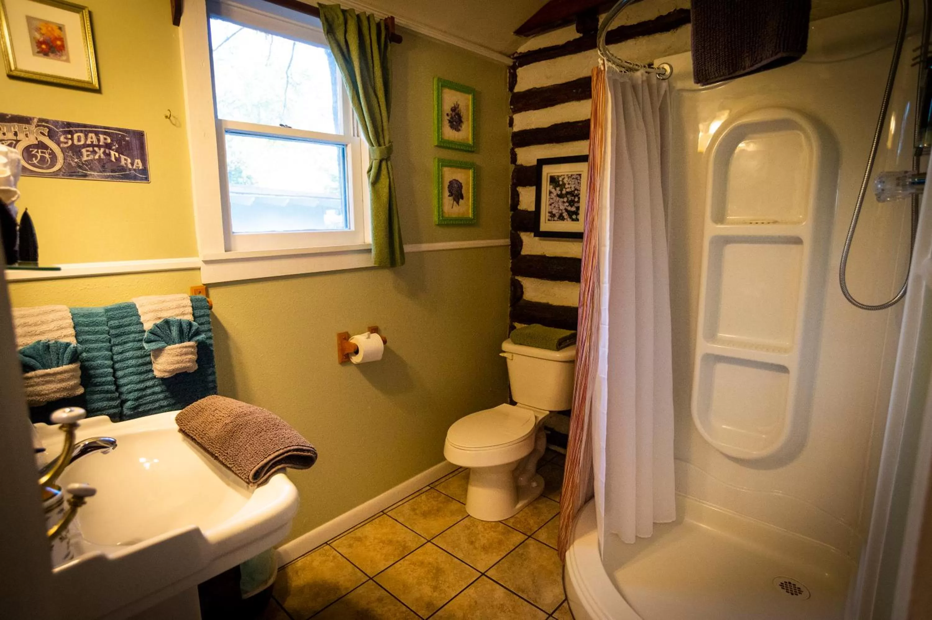 Shower, Bathroom in Sherwood Court Cottages