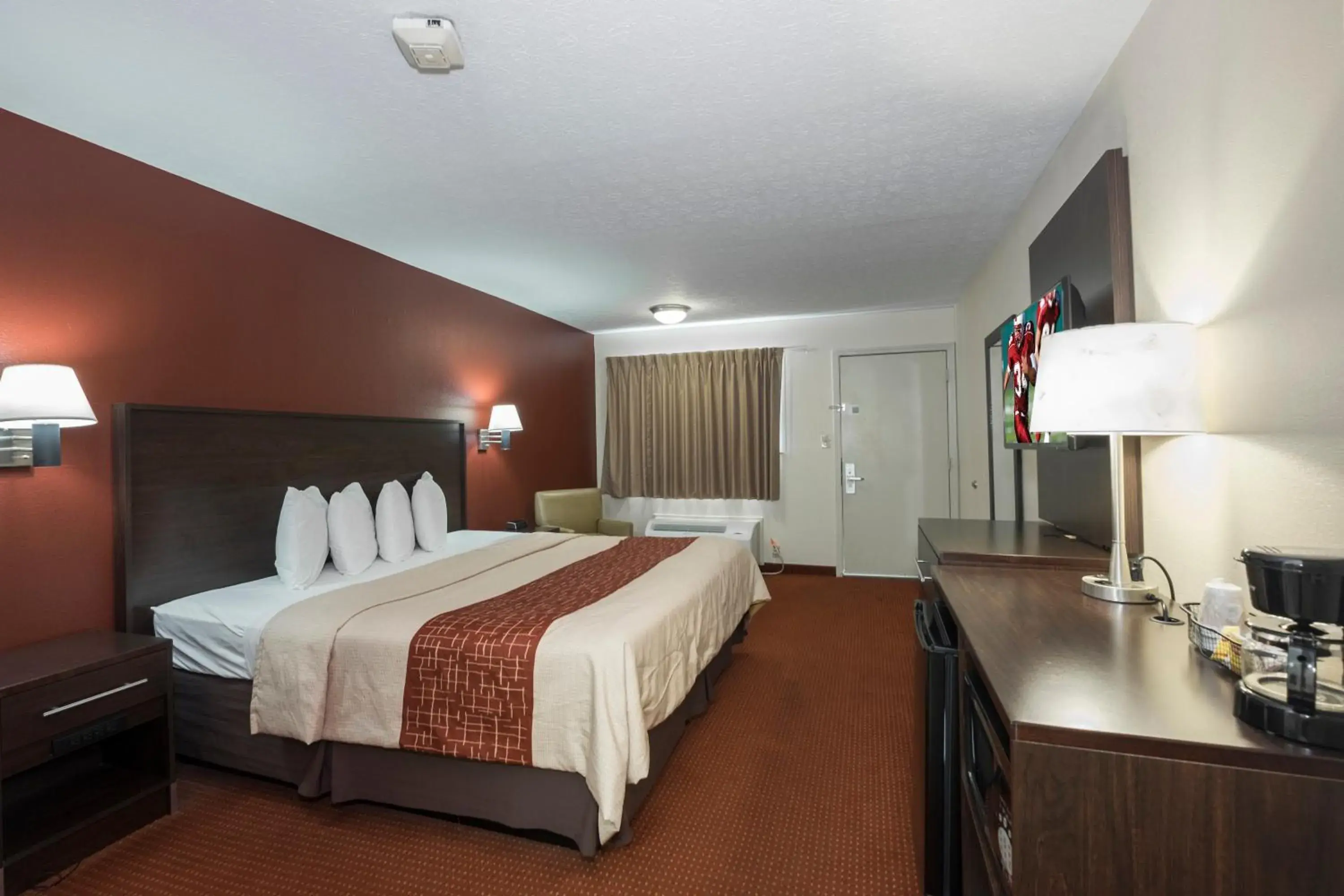 Photo of the whole room in Red Roof Inn Columbus Northeast Westerville