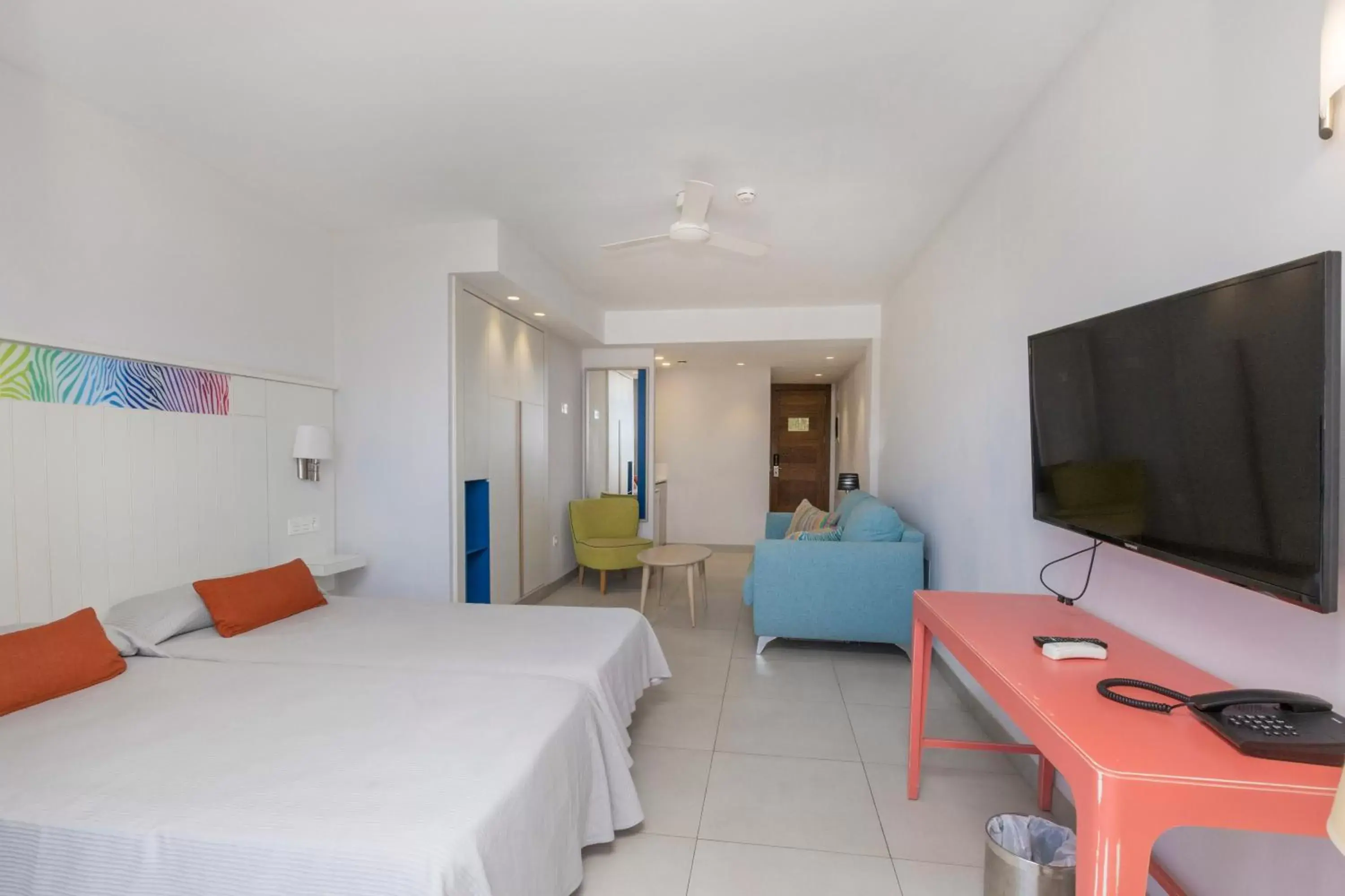 Bedroom, TV/Entertainment Center in Hotel LIVVO Veril Playa