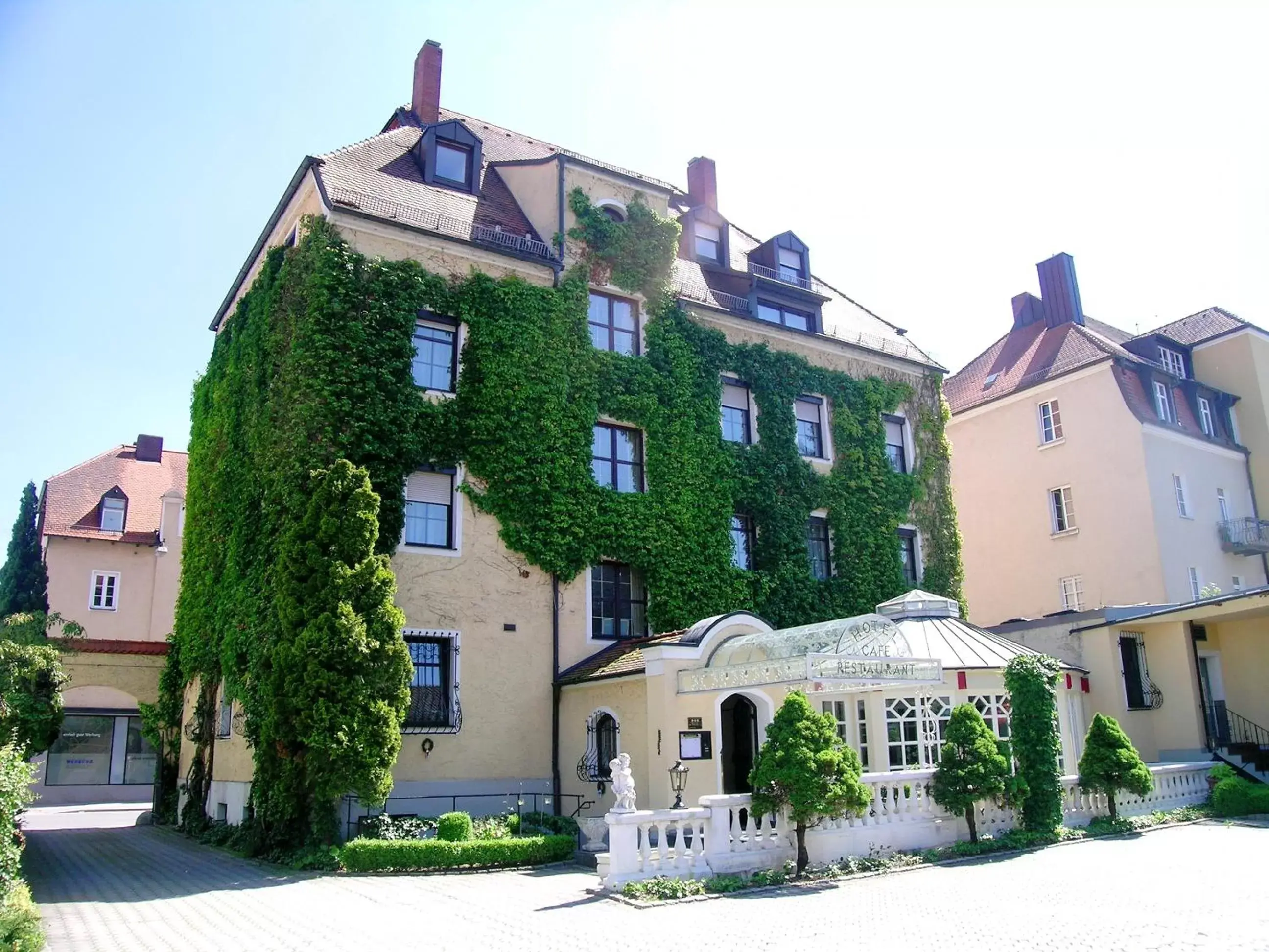 Facade/entrance, Property Building in Hotel Fürstenhof