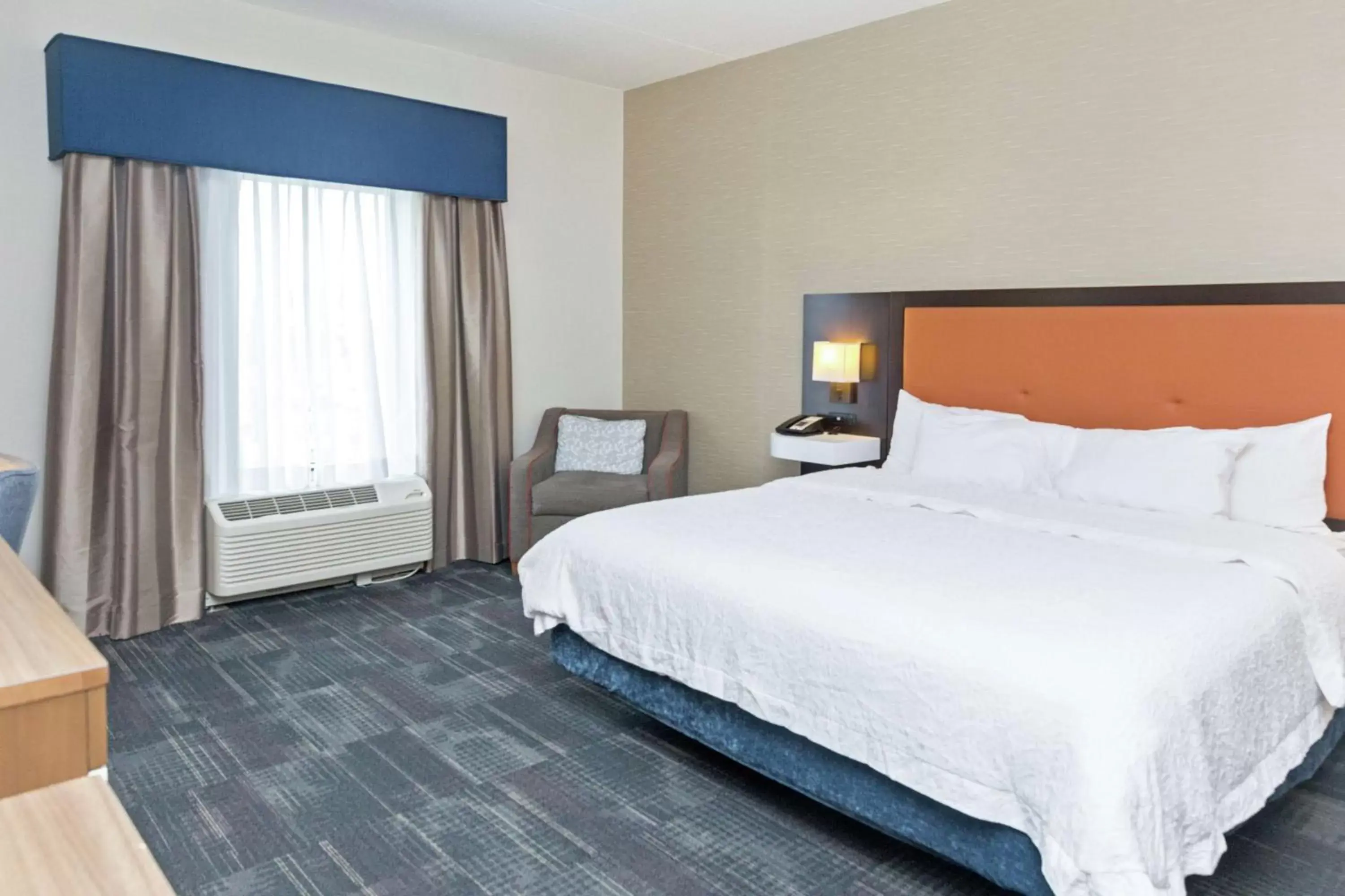 Bed in Hampton Inn & Suites Morgantown / University Town Centre