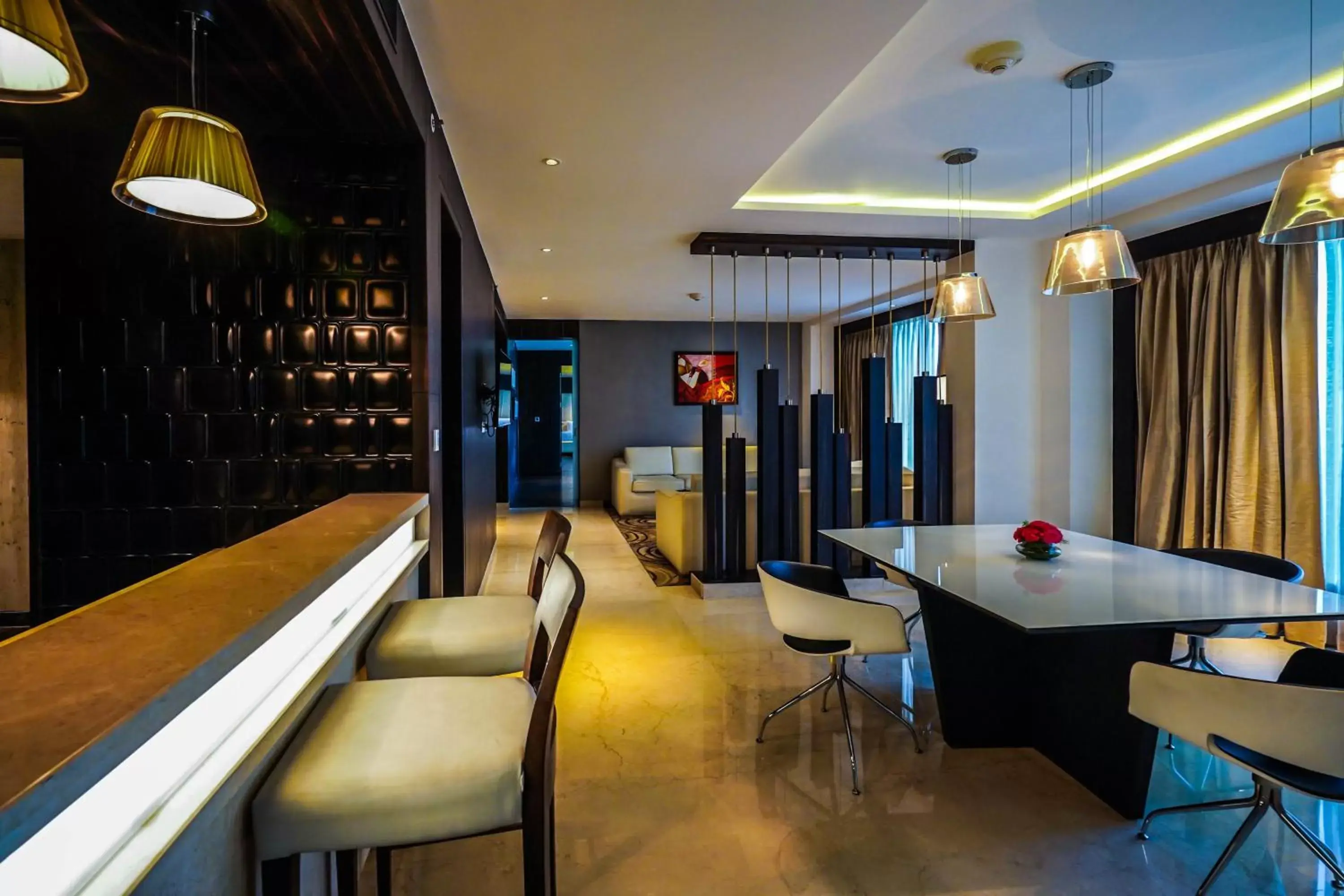 Coffee/tea facilities, Lounge/Bar in Crowne Plaza Greater Noida, an IHG Hotel