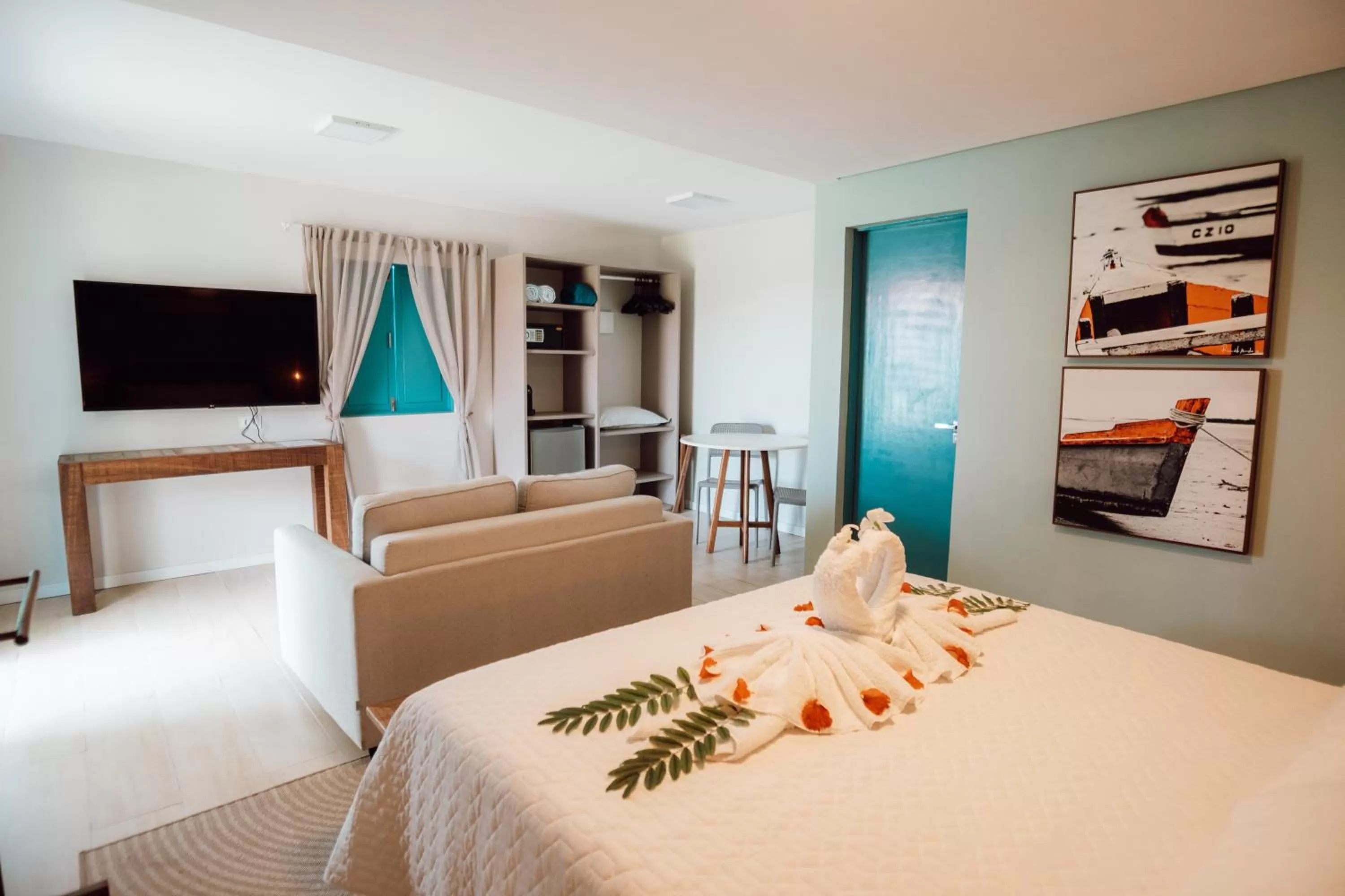 Photo of the whole room, Bed in Catamaran Praia Chalés