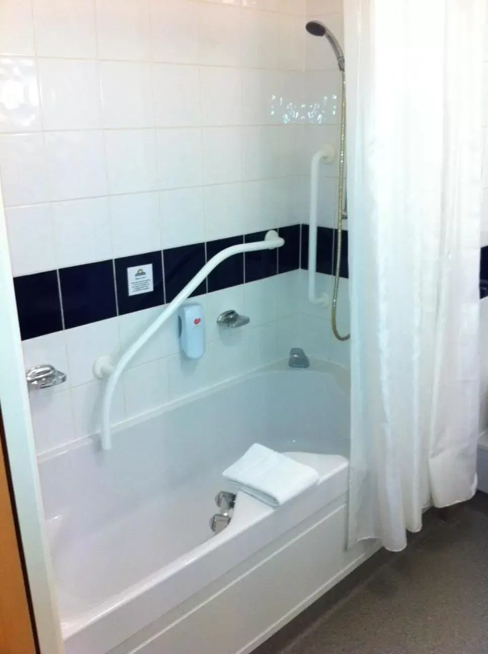 Bathroom in Days Inn Hotel Leicester