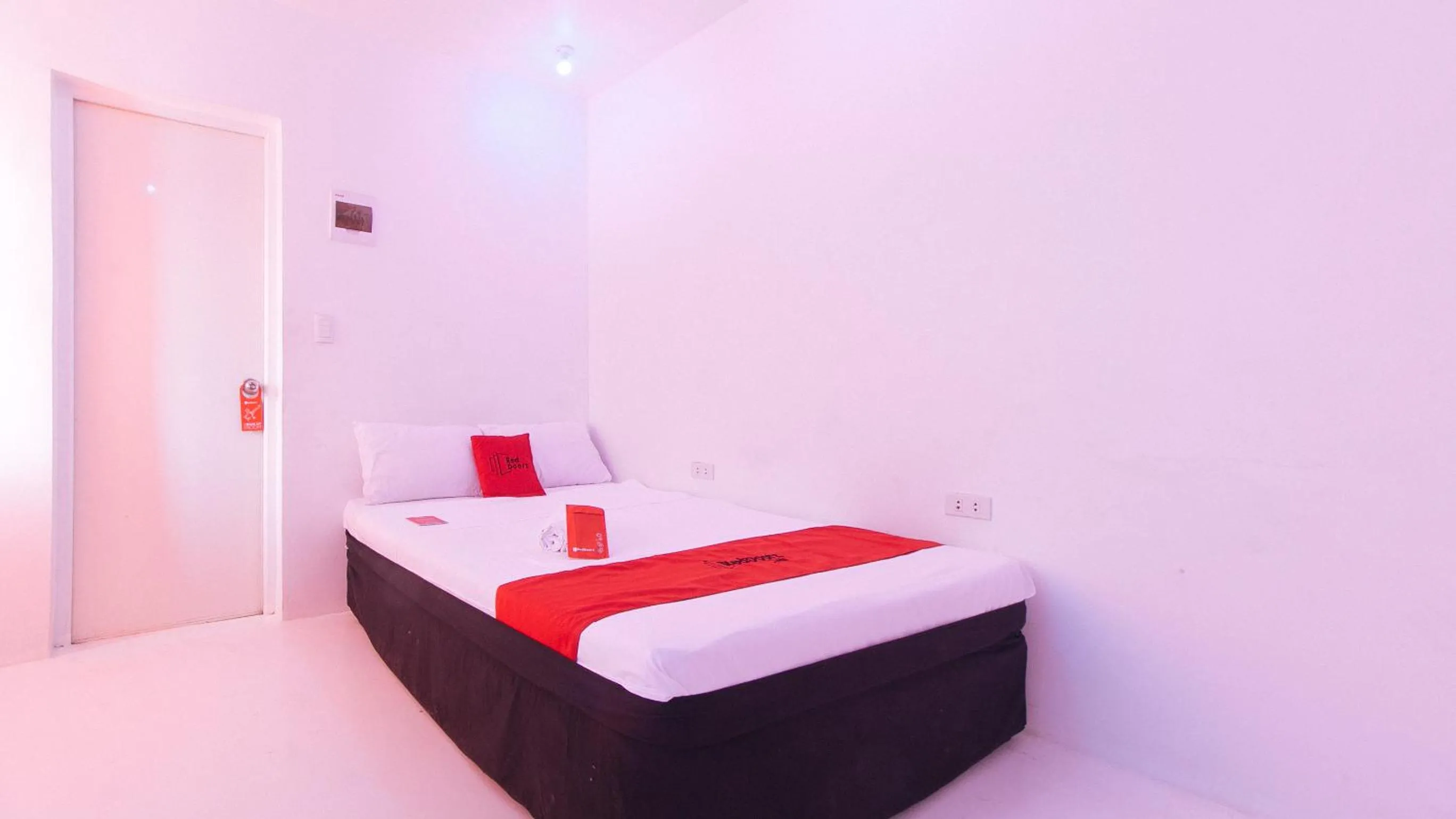 RedDoorz @ Jolly Orange Paranaque