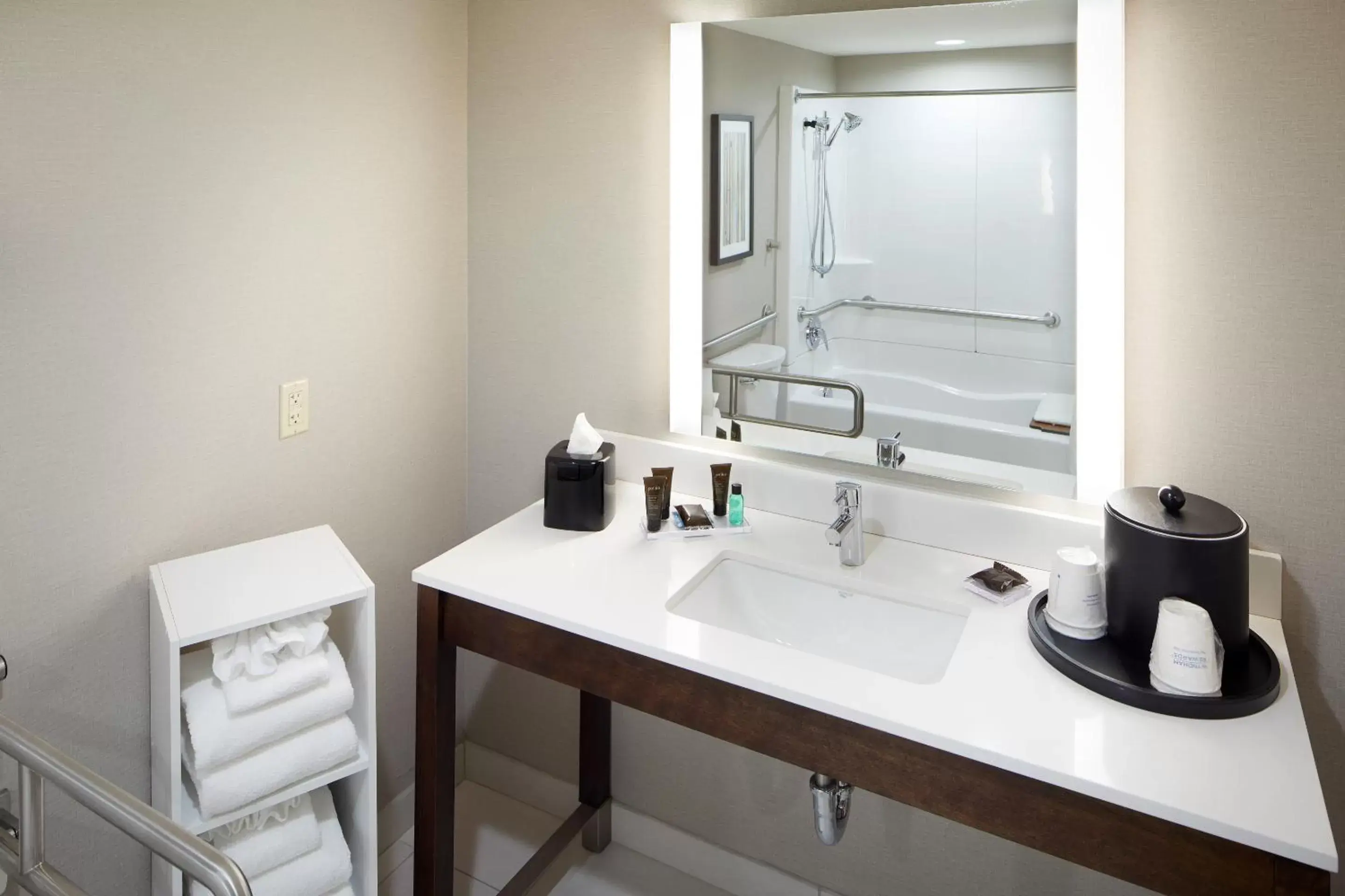 Deluxe Queen Room with Two Queen Beds - Mobility Access/Non-Smoking in Wingate by Wyndham St. Clairsville/Wheeling Deluxe Queen Room with Two Queen Beds - Mobility Access/Non-Smoking in Wingate by Wyndham St. Clairsville/Wheeling