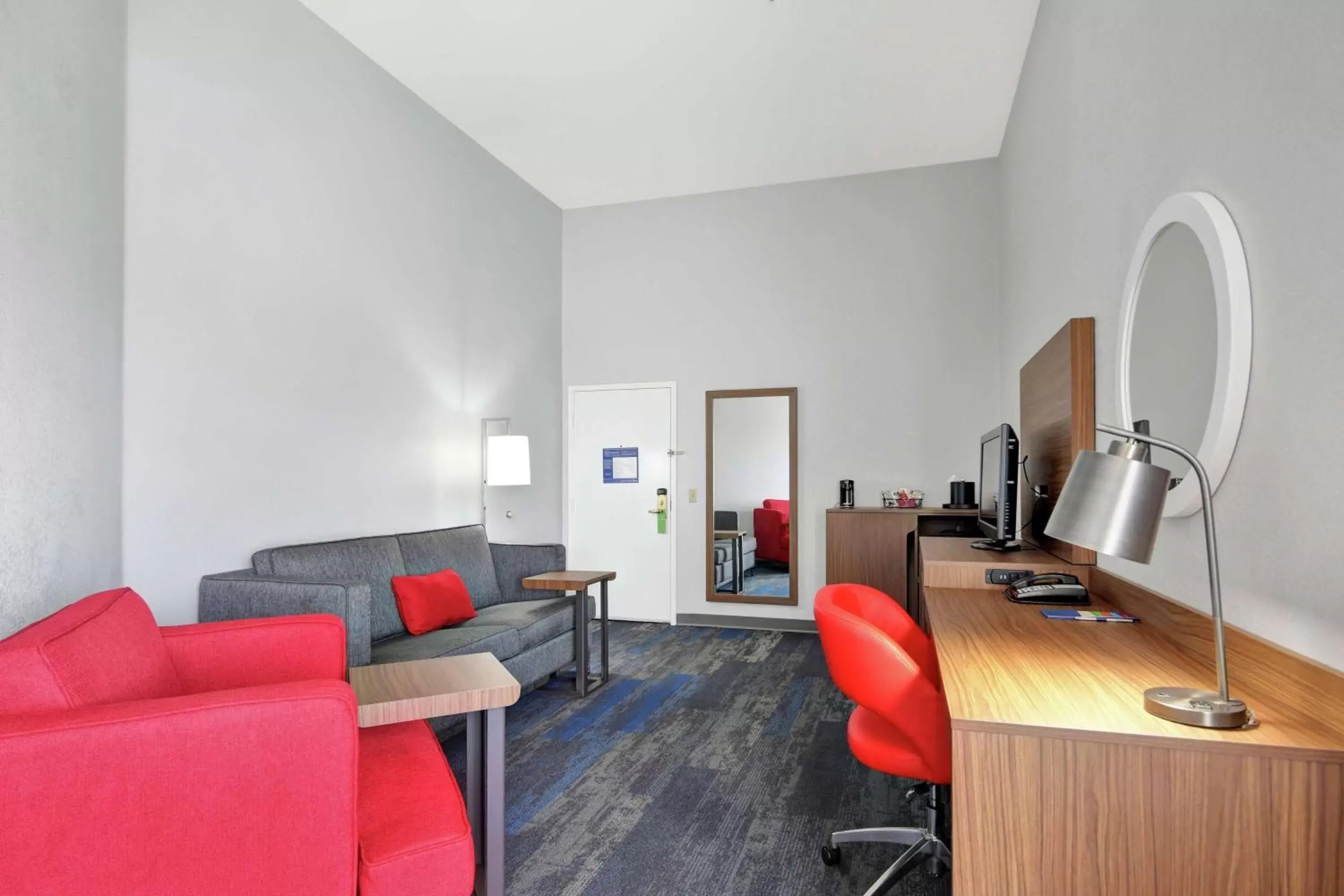 Bedroom, Seating Area in Hampton Inn & Suites Santa Ana/Orange County Airport