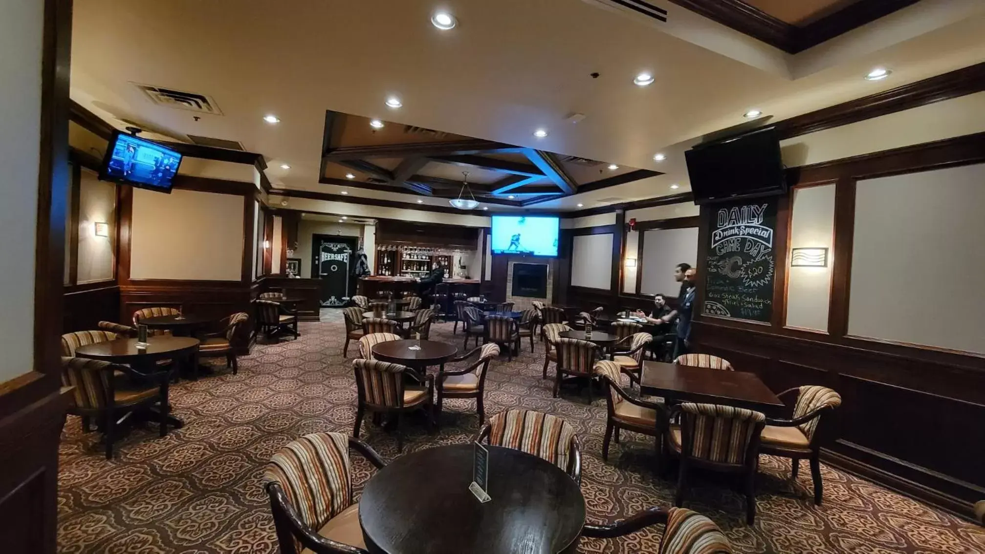 TV and multimedia, Lounge/Bar in DIVYA SUTRA Riviera Plaza and Conference Centre Calgary Airport