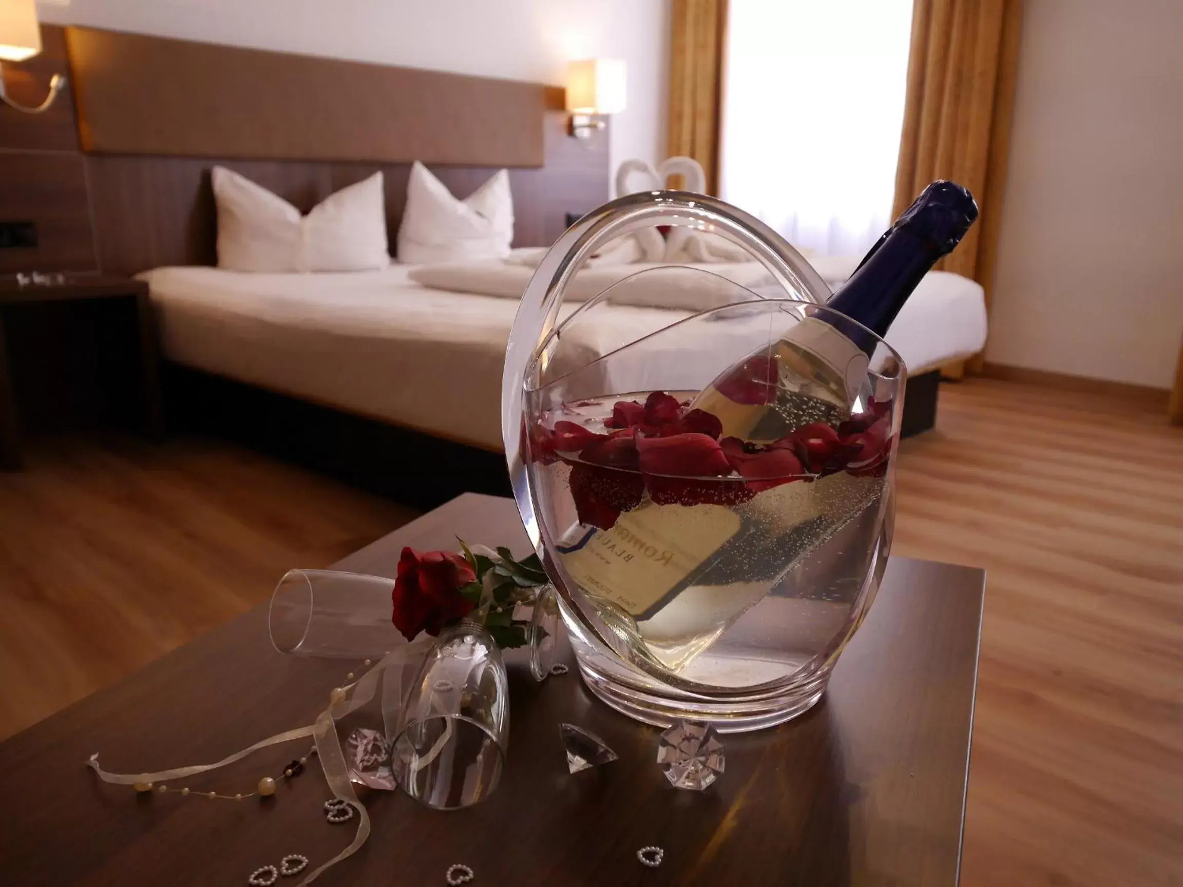 Bed, Food in Romantica Hotel Blauer Hecht