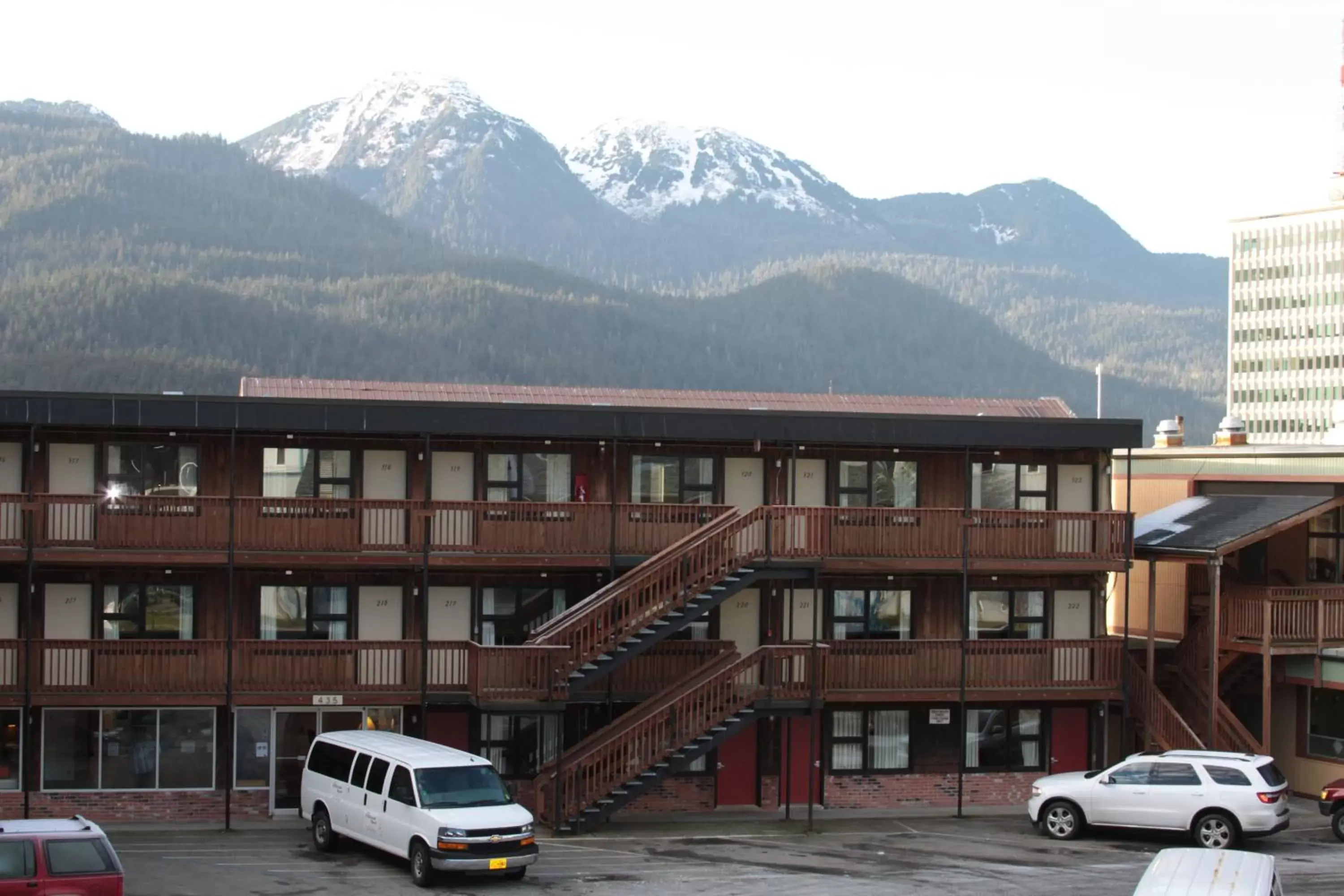 Facade/entrance, Mountain View in The Driftwood Lodge