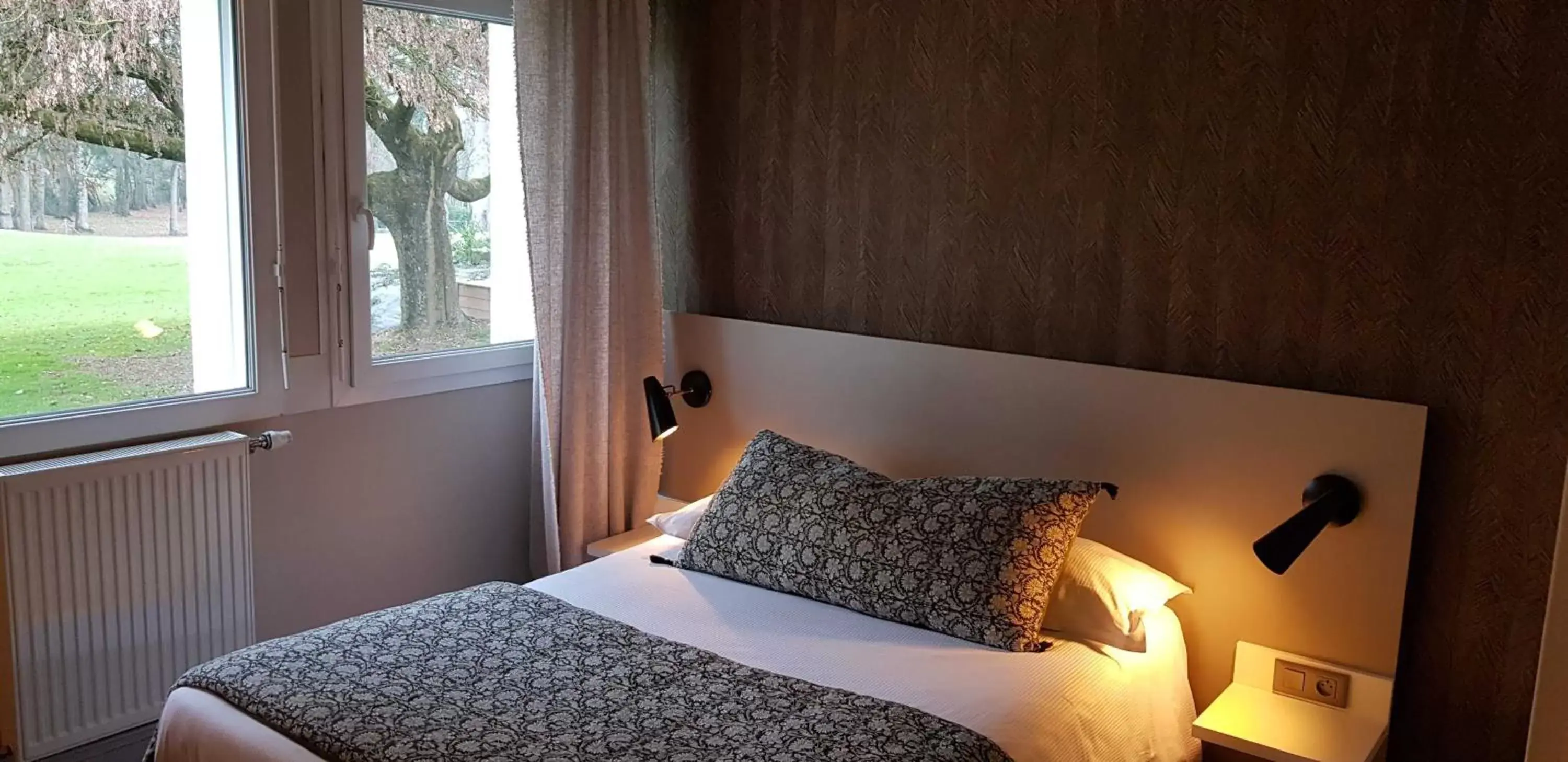 Bedroom, Bed in Hôtel le Corbusson