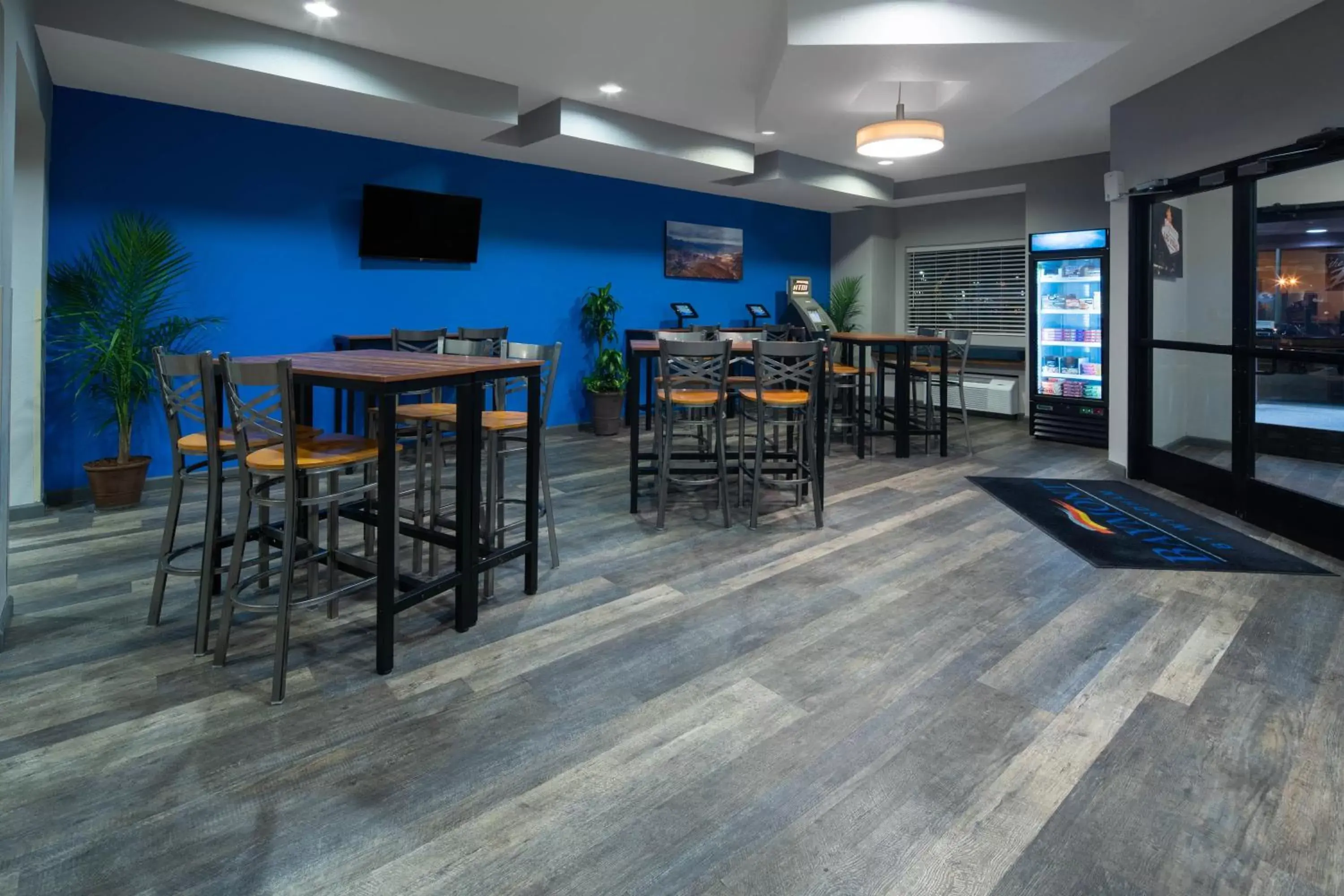 Communal lounge/ TV room, Restaurant/Places to Eat in Baymont by Wyndham Las Vegas South Strip
