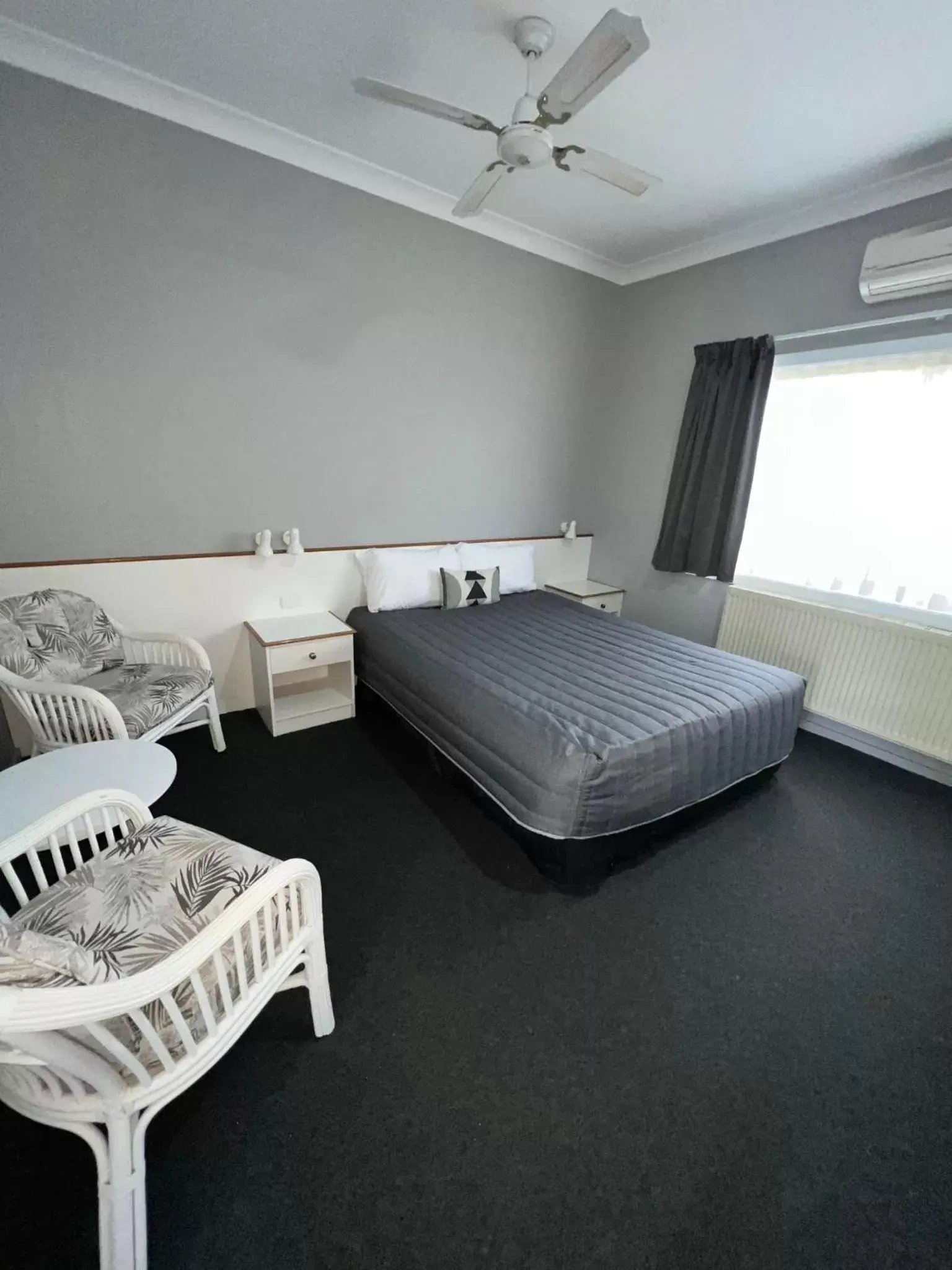 Bed in Tumbarumba Motel & Elms Restaurant